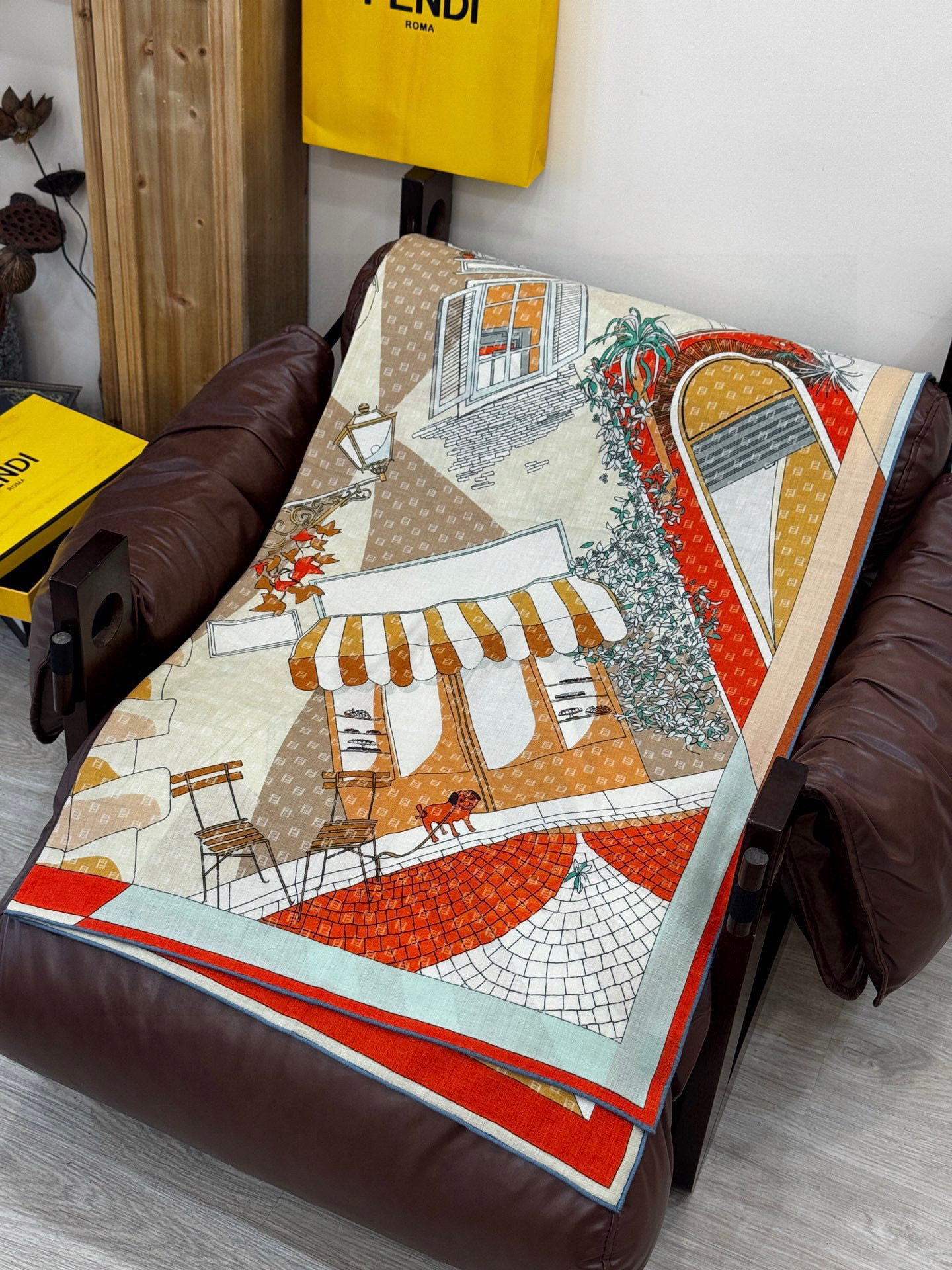 Fendi方形围巾 丝绒材质。采用定制的“Walking around Rome”图案，灵感源自罗马的历