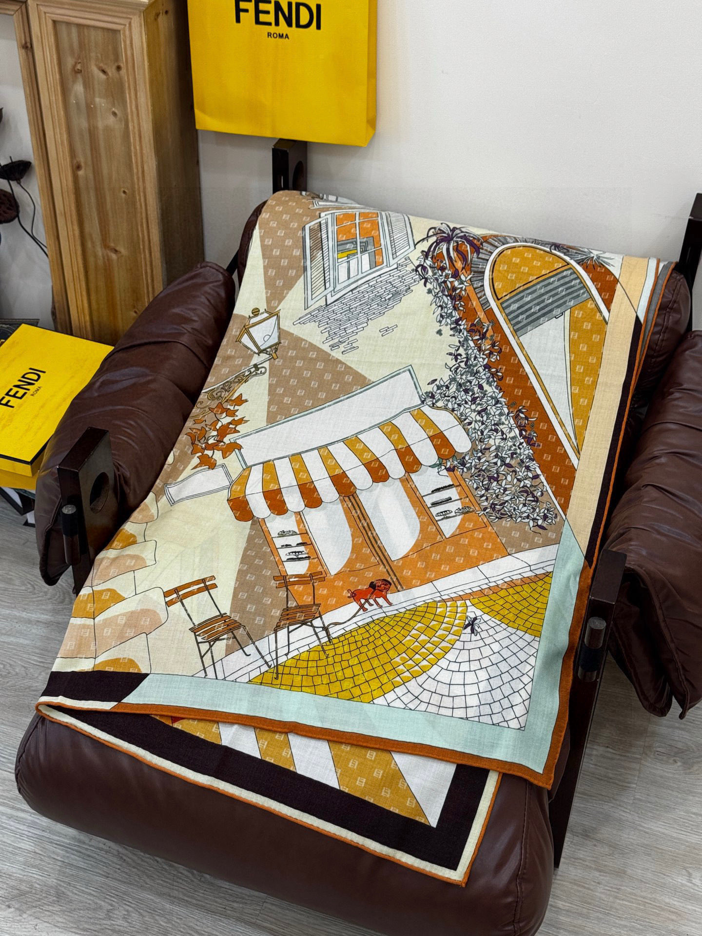 Fendi方形围巾 丝绒材质。采用定制的“Walking around Rome”图案，灵感源自罗马的历