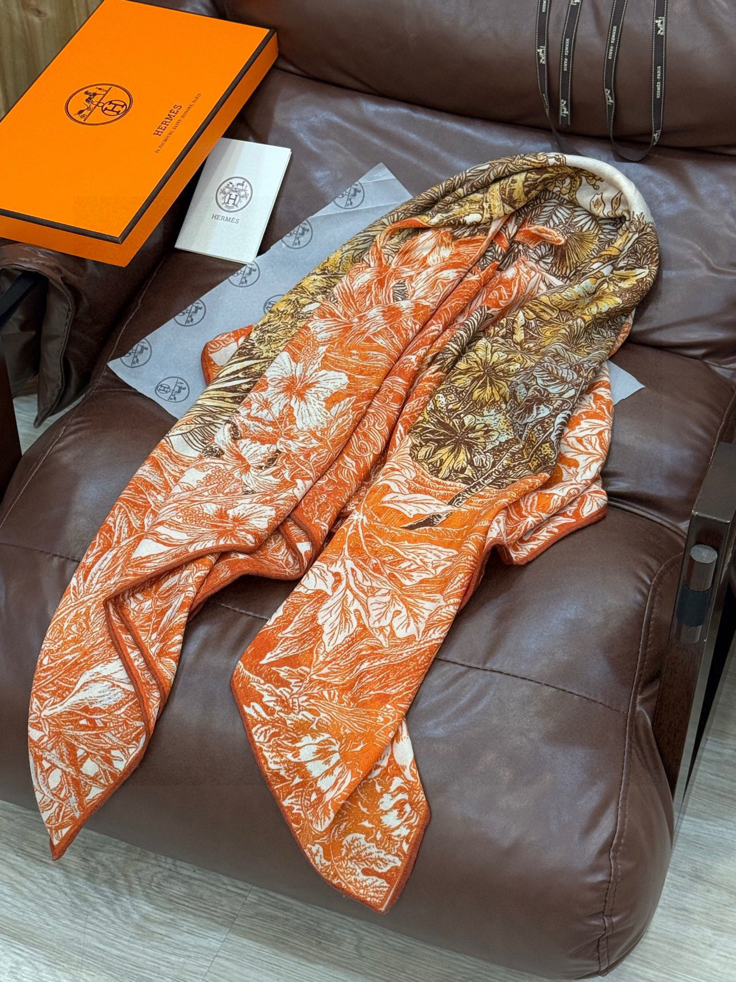 💟2025年秋冬抢先 上新💞【双面同色丝绒方巾】手工卷边山羊绒和真丝混纺披肩（70%山羊绒，30%桑蚕丝