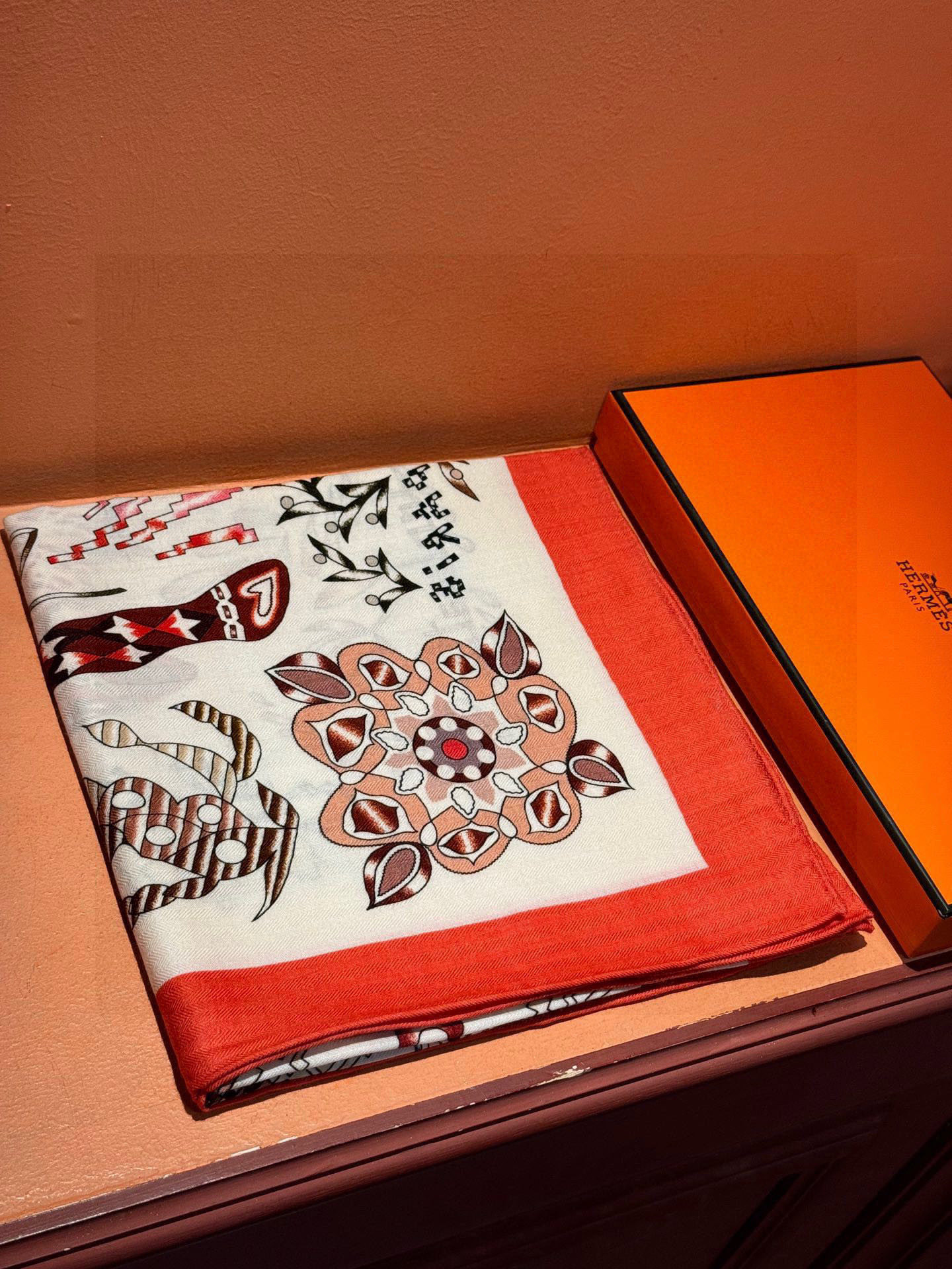 爱马仕～秋冬搭配利器❗️顶级双面同色 版真丝羊绒披肩！！1条等于2条】点睛精彩，图案和配色都超级喜欢，又