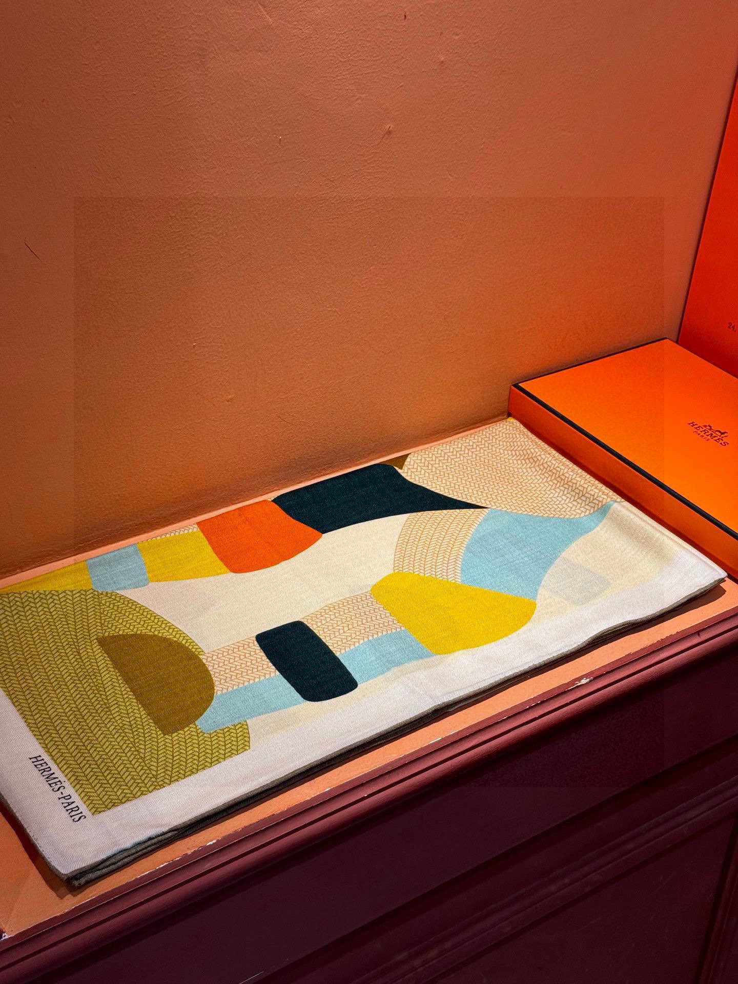 新款爱马仕小马跳跃，140*140cm，双面同色印花，高端的重磅丝羊绒面料，正反两面效果一样，70%羊绒