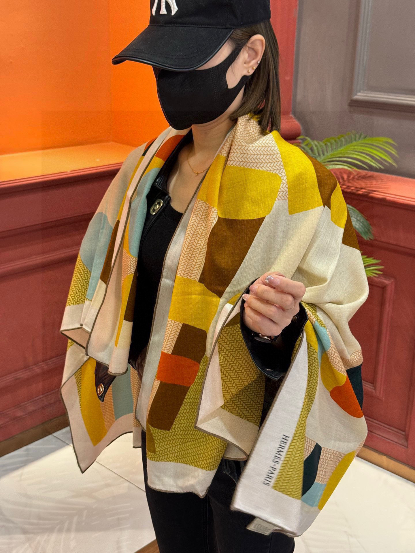 新款爱马仕小马跳跃，140*140cm，双面同色印花，高端的重磅丝羊绒面料，正反两面效果一样，70%羊绒