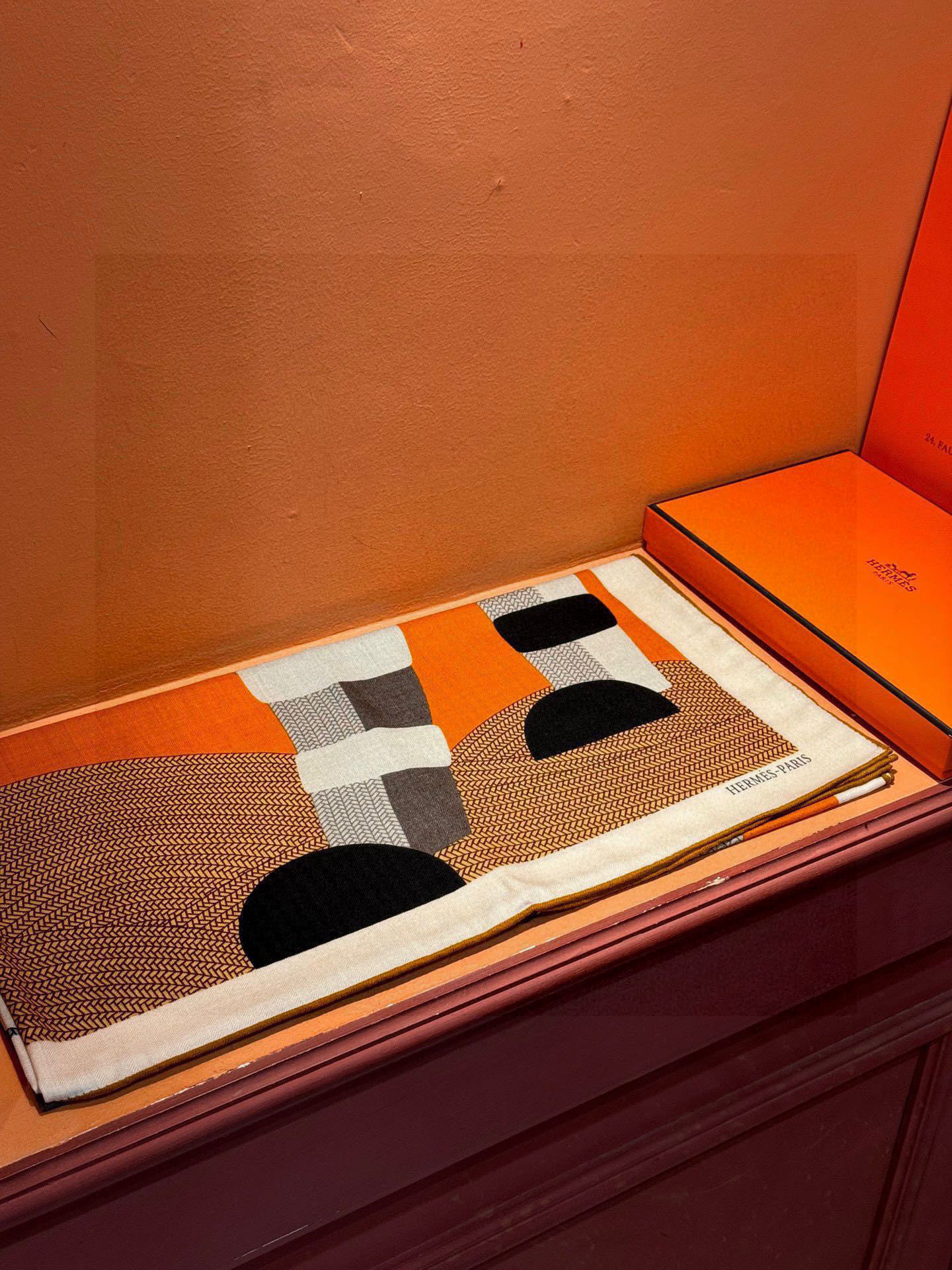 新款爱马仕小马跳跃，140*140cm，双面同色印花，高端的重磅丝羊绒面料，正反两面效果一样，70%羊绒