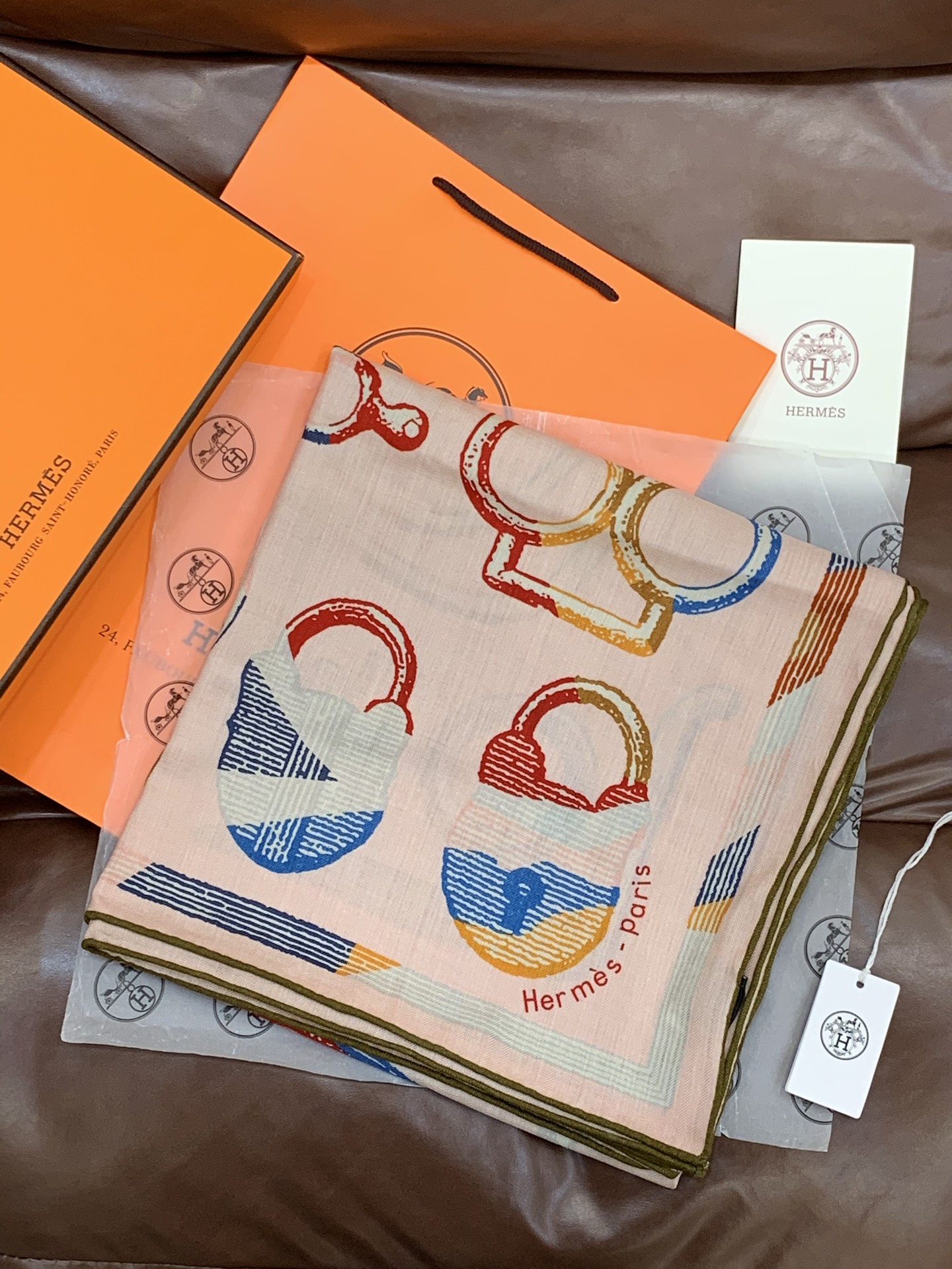 爱马仕(Hermes)【💗】 | “马具故事的诗意回顾”140披肩 【上新❤️】 永远秉承高品质手工卷边