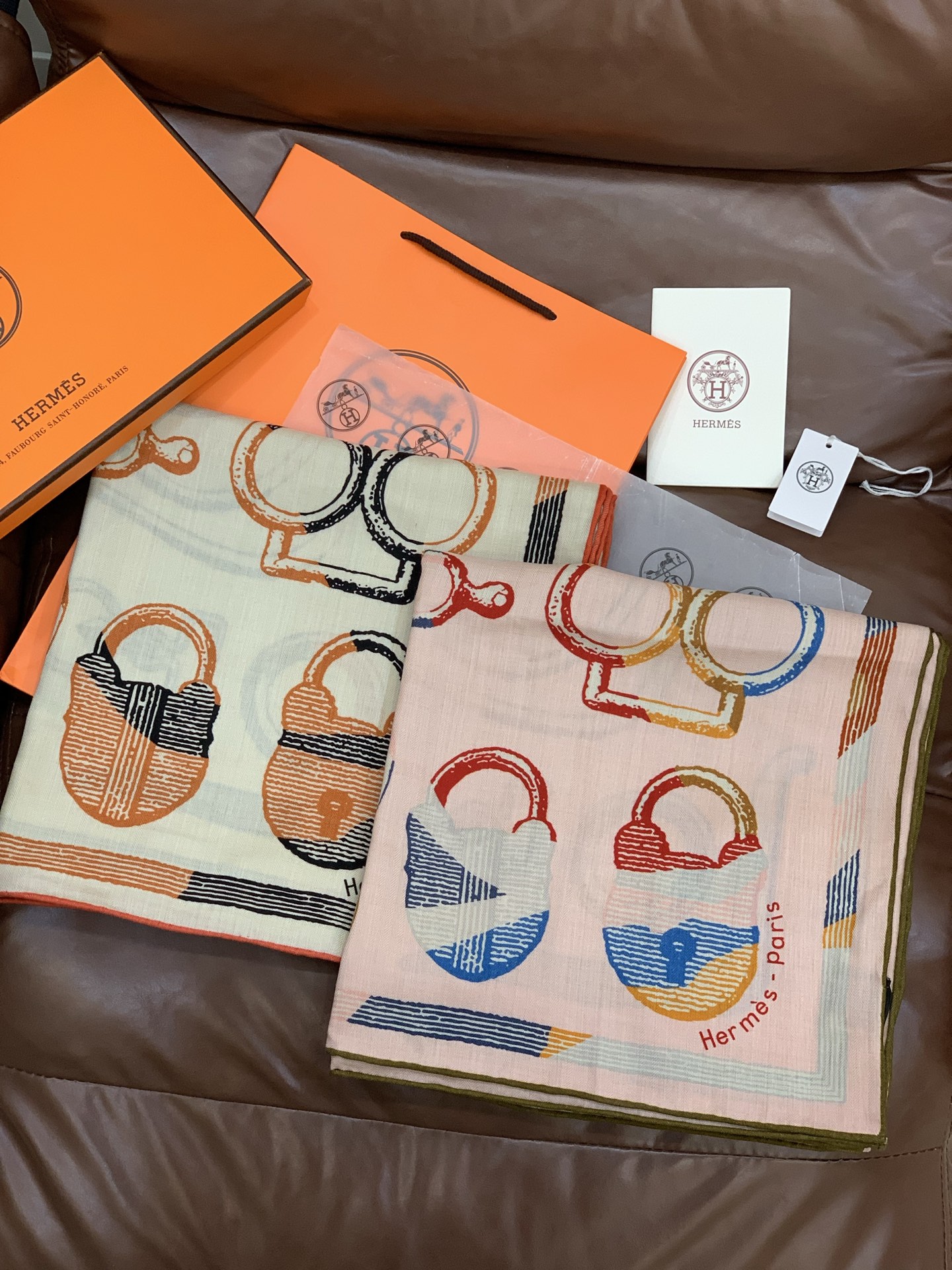 爱马仕(Hermes)【💗】 | “马具故事的诗意回顾”140披肩 【上新❤️】 永远秉承高品质手工卷边