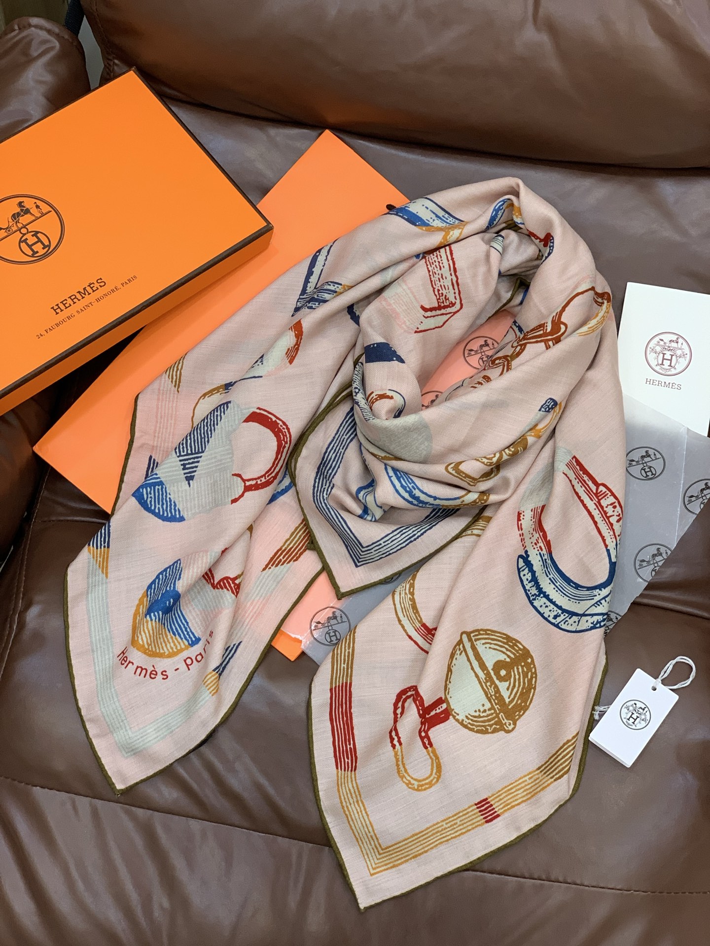 爱马仕(Hermes)【💗】 | “马具故事的诗意回顾”140披肩 【上新❤️】 永远秉承高品质手工卷边