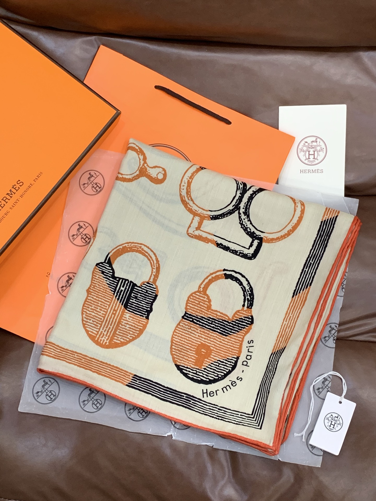 爱马仕(Hermes)【💗】 | “马具故事的诗意回顾”140披肩 【上新❤️】 永远秉承高品质手工卷边