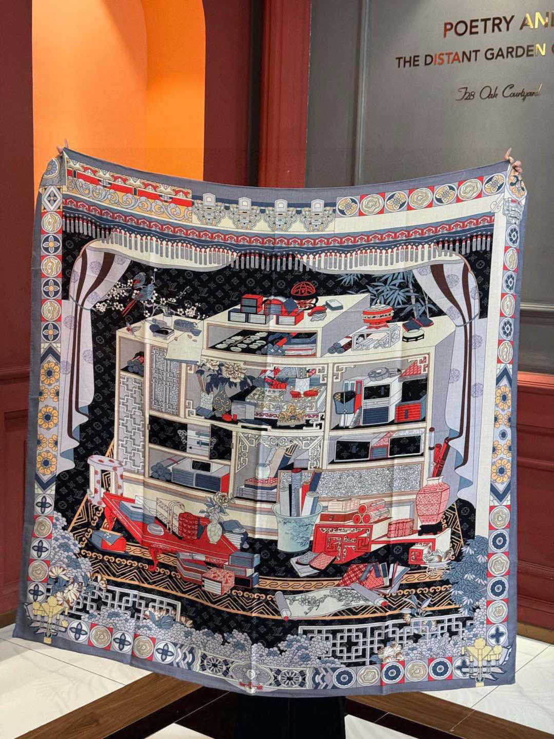 羊绒方巾😍真心赞👍本款Malles Merveilleuses驴家羊绒方巾，以满溢艺术气息的设计诠释19