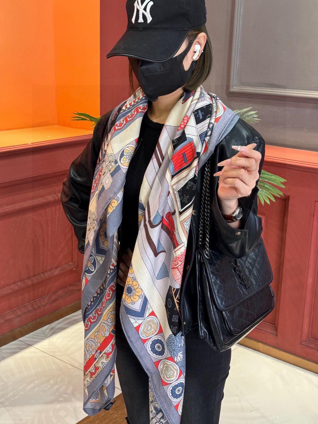 羊绒方巾😍真心赞👍本款Malles Merveilleuses驴家羊绒方巾，以满溢艺术气息的设计诠释19