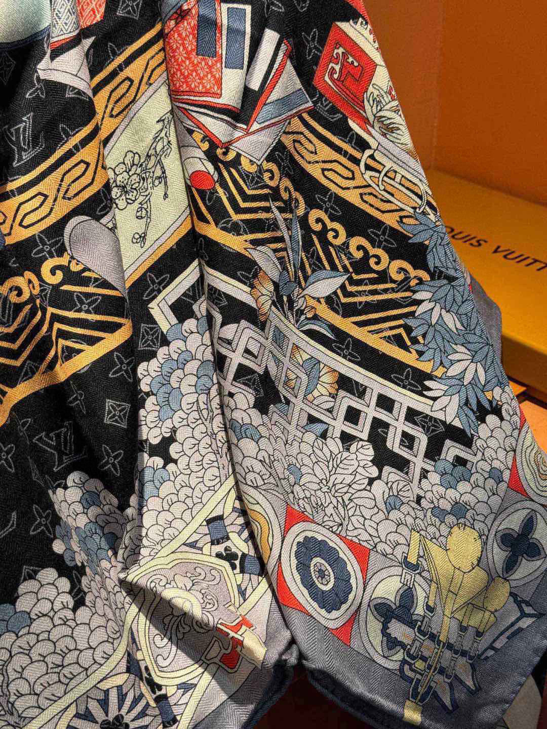 羊绒方巾😍真心赞👍本款Malles Merveilleuses驴家羊绒方巾，以满溢艺术气息的设计诠释19