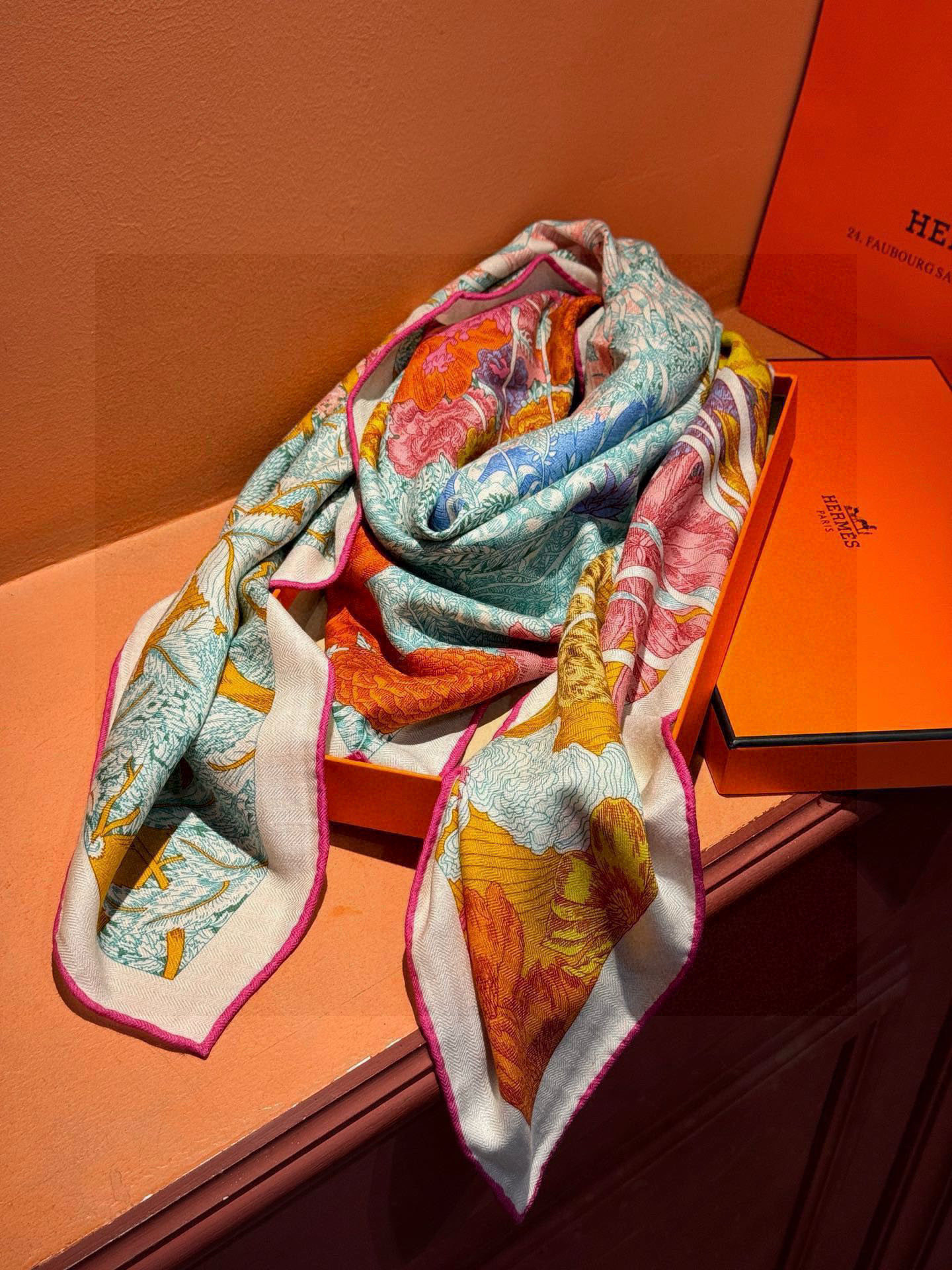 爱马仕～秋冬搭配利器❗️顶级双面同色 版真丝羊绒披肩！！1条等于2条】点睛精彩，图案和配色都超级喜欢，又