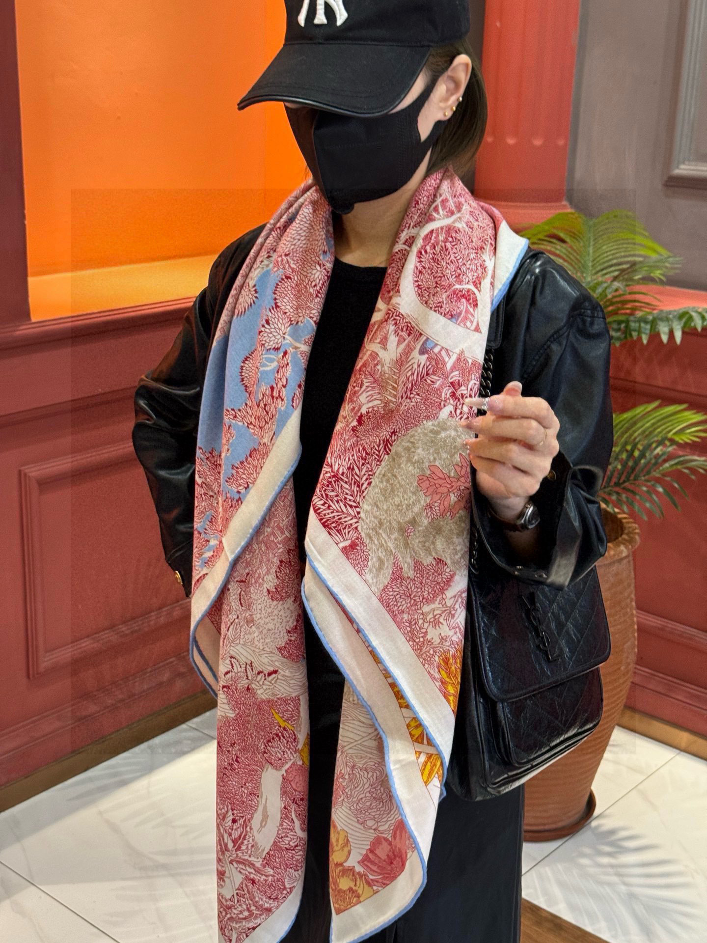 爱马仕～秋冬搭配利器❗️顶级双面同色 版真丝羊绒披肩！！1条等于2条】点睛精彩，图案和配色都超级喜欢，又