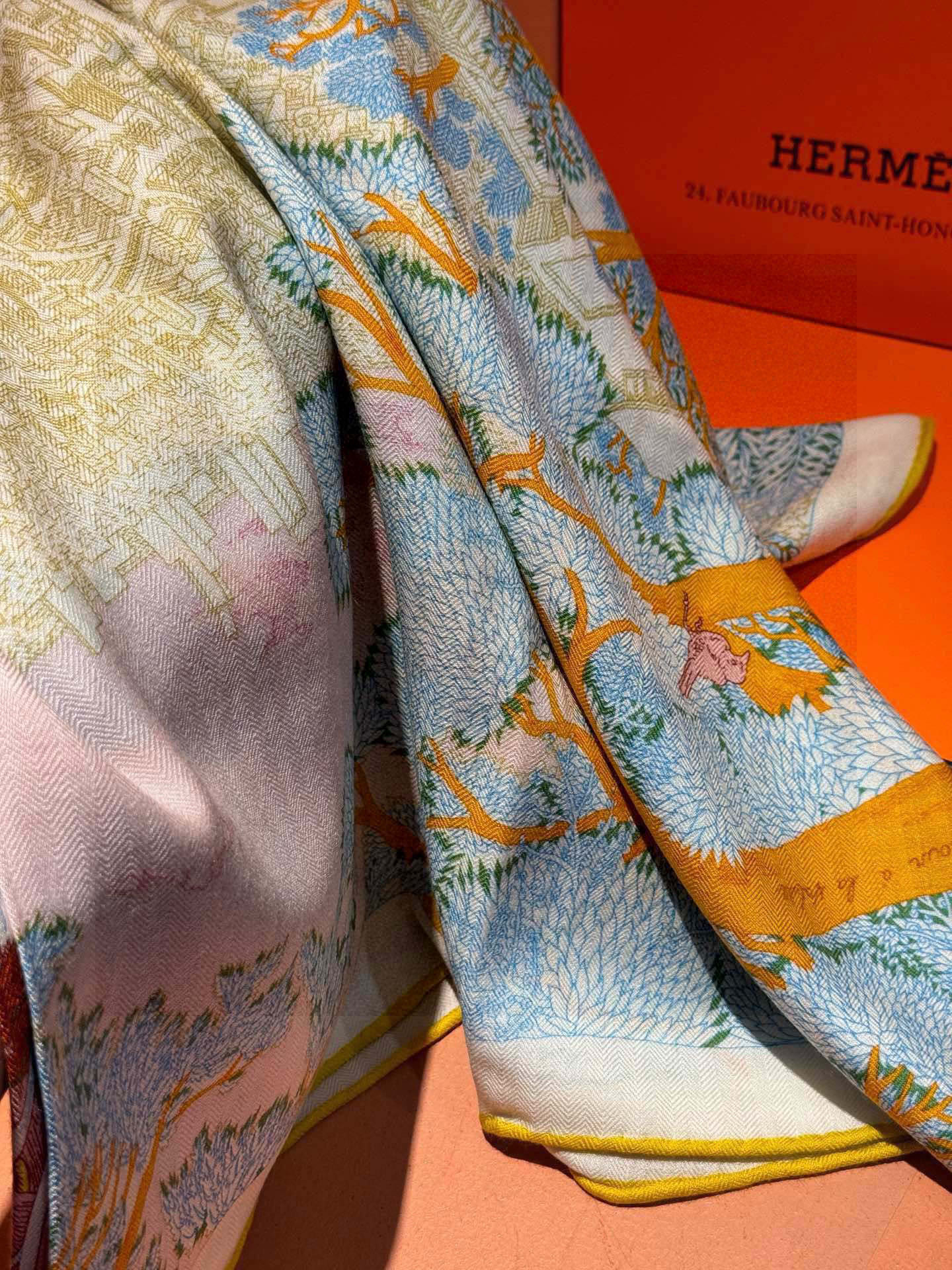 爱马仕～秋冬搭配利器❗️顶级双面同色 版真丝羊绒披肩！！1条等于2条】点睛精彩，图案和配色都超级喜欢，又