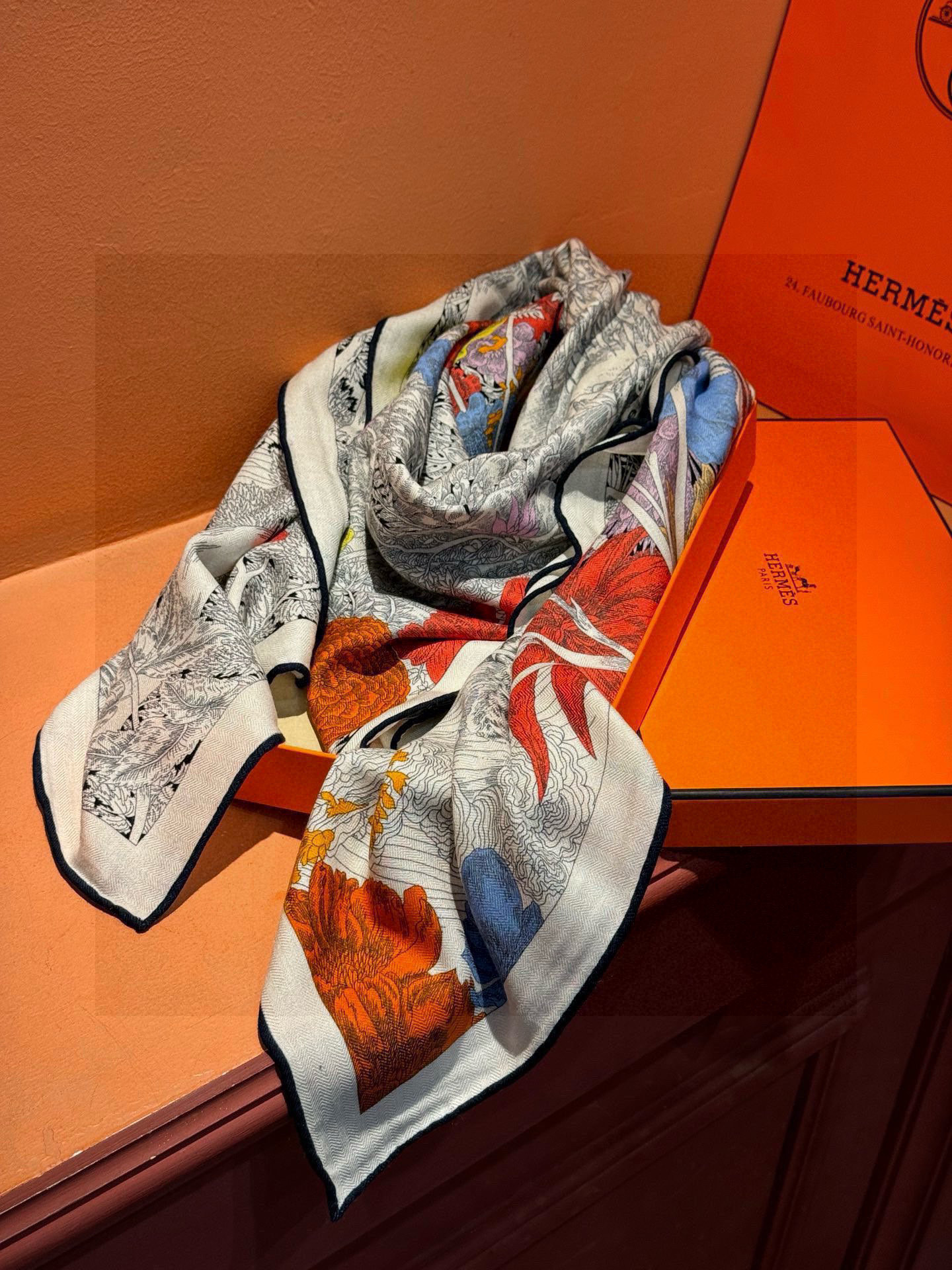 爱马仕～秋冬搭配利器❗️顶级双面同色 版真丝羊绒披肩！！1条等于2条】点睛精彩，图案和配色都超级喜欢，又