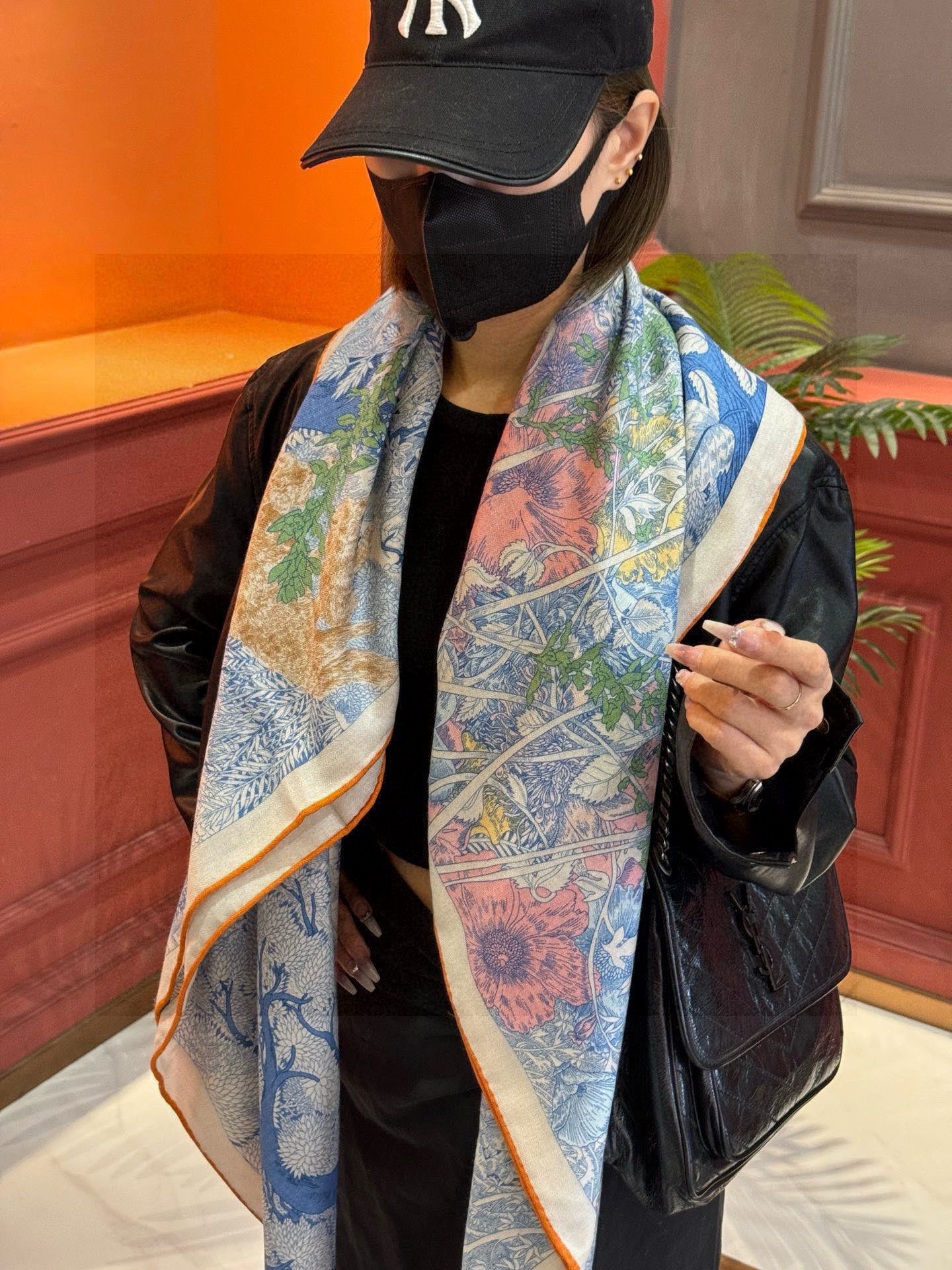 爱马仕～秋冬搭配利器❗️顶级双面同色 版真丝羊绒披肩！！1条等于2条】点睛精彩，图案和配色都超级喜欢，又