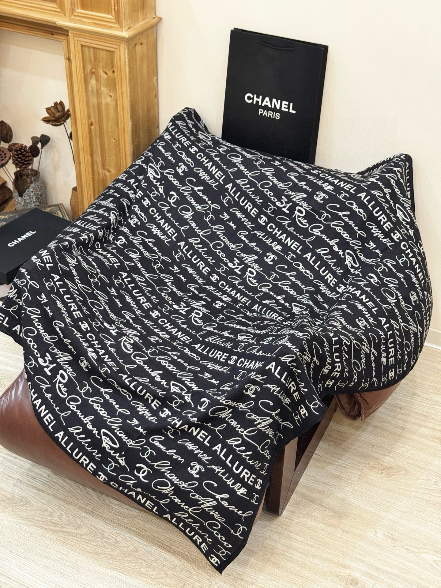 Chanel-丝绒双面方巾【140双面同色】出道即巅峰🐂火爆到一条难求🖤高级感十足的字母CC，和一切经典