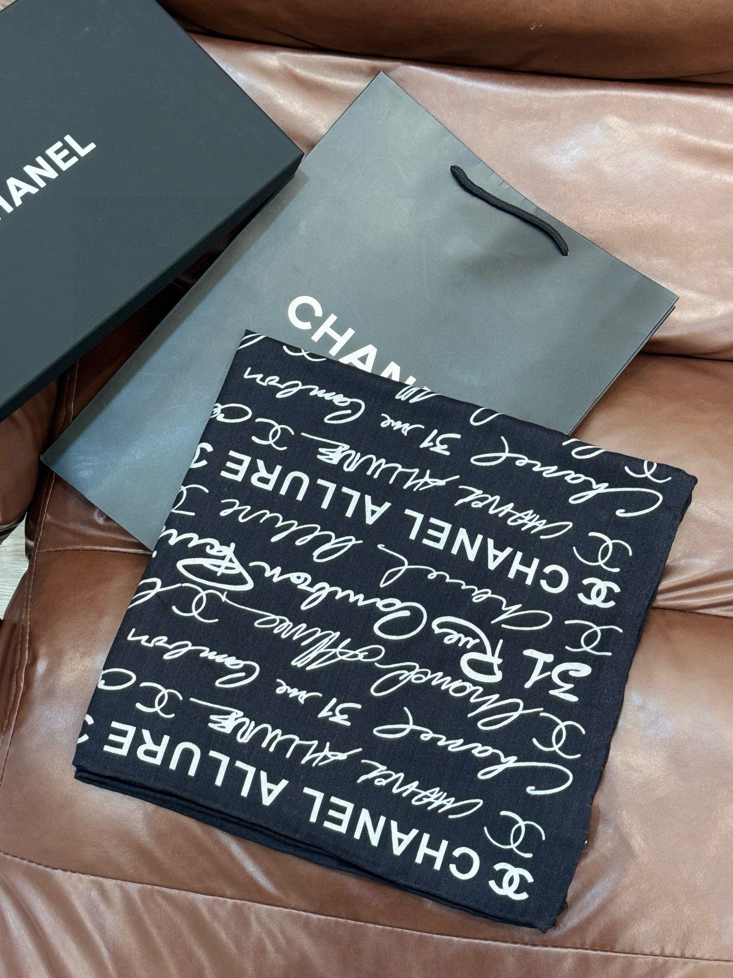 Chanel-丝绒双面方巾【140双面同色】出道即巅峰🐂火爆到一条难求🖤高级感十足的字母CC，和一切经典