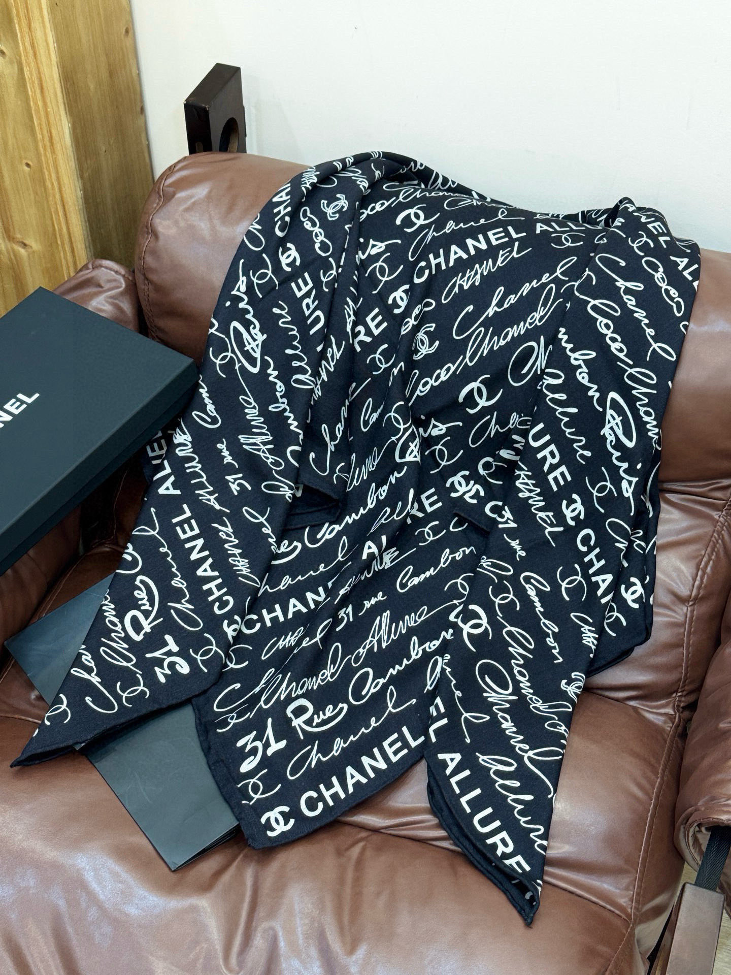 Chanel-丝绒双面方巾【140双面同色】出道即巅峰🐂火爆到一条难求🖤高级感十足的字母CC，和一切经典