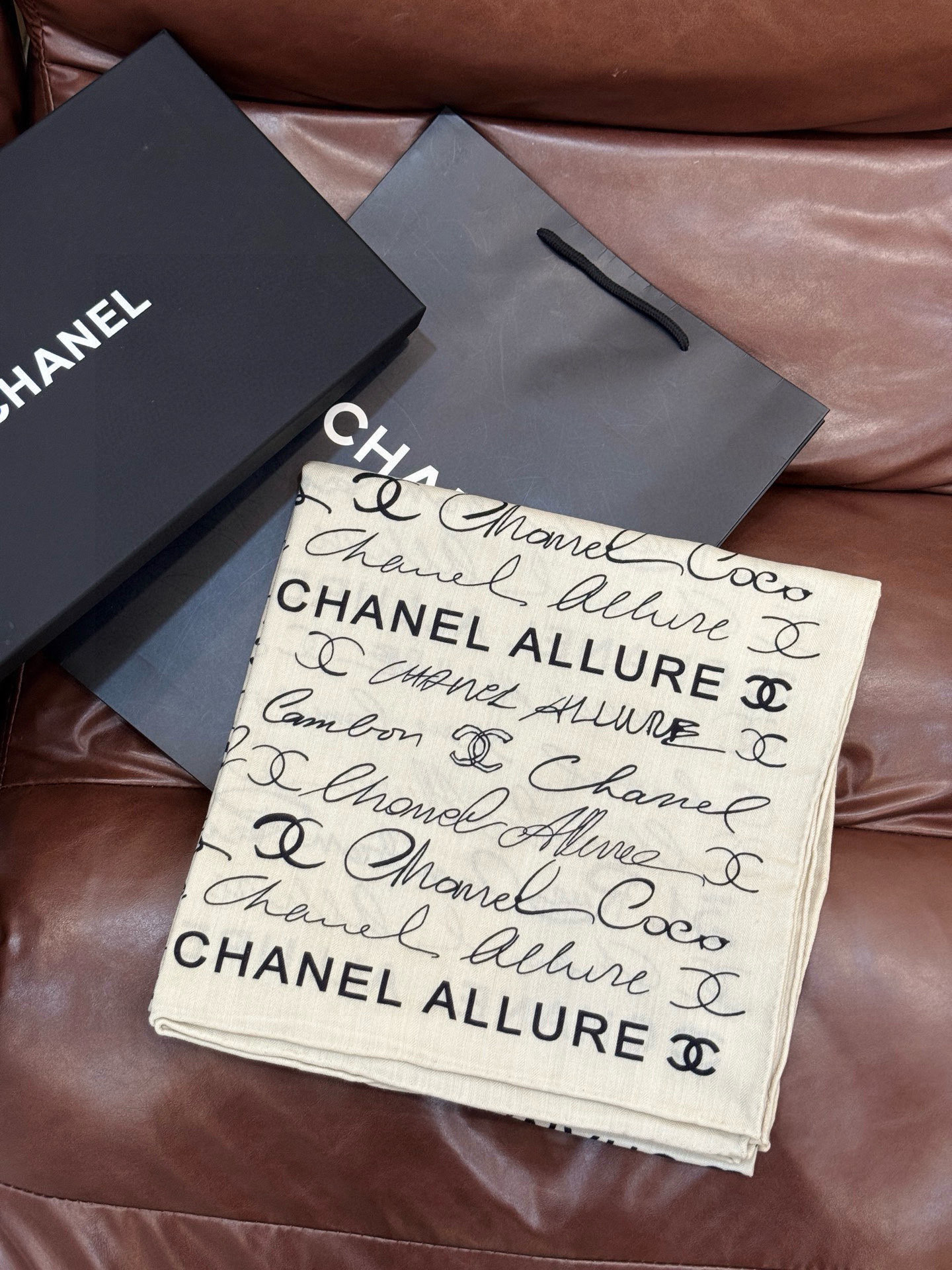 Chanel-丝绒双面方巾【140双面同色】出道即巅峰🐂火爆到一条难求🖤高级感十足的字母CC，和一切经典