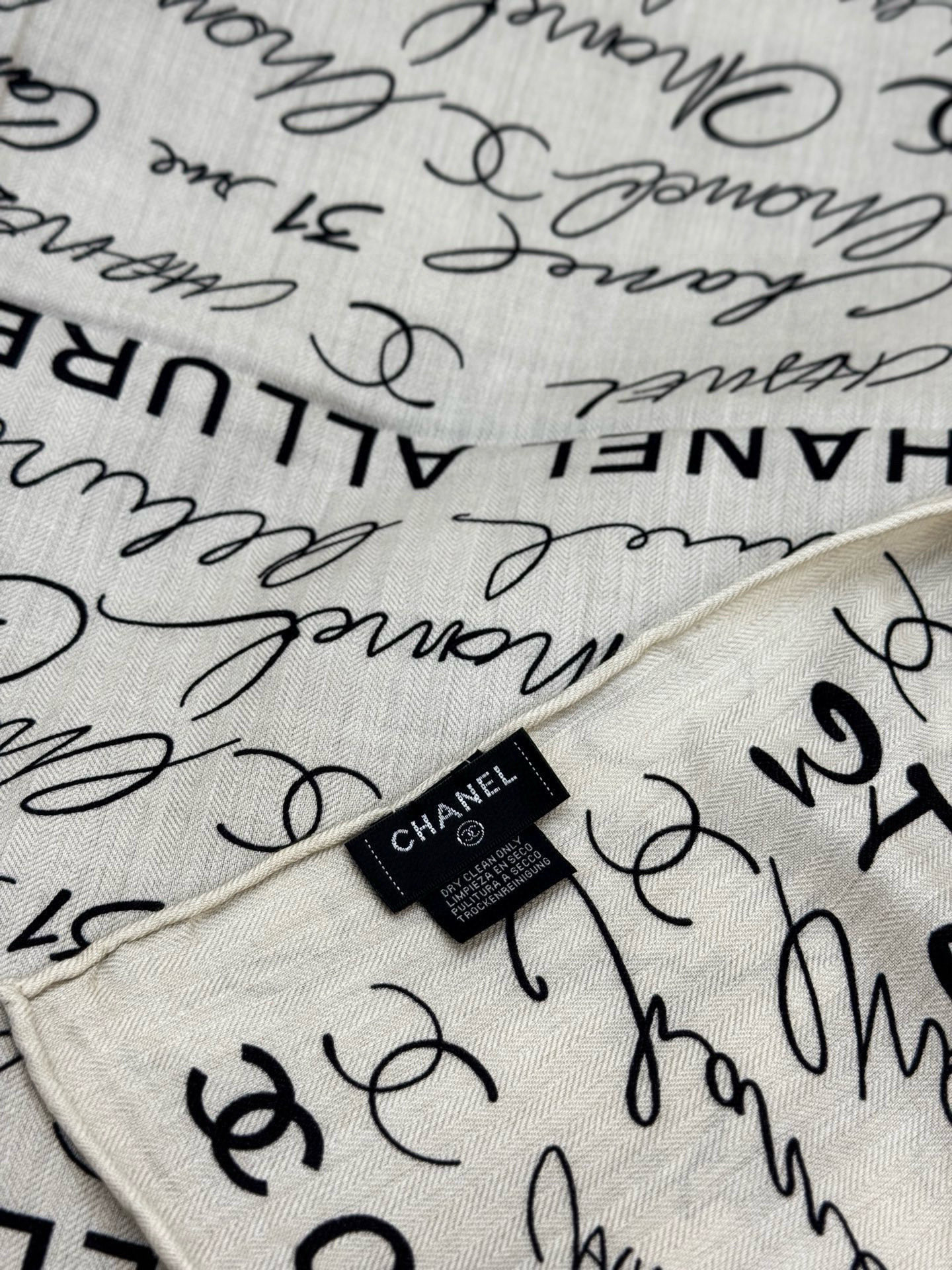 Chanel-丝绒双面方巾【140双面同色】出道即巅峰🐂火爆到一条难求🖤高级感十足的字母CC，和一切经典
