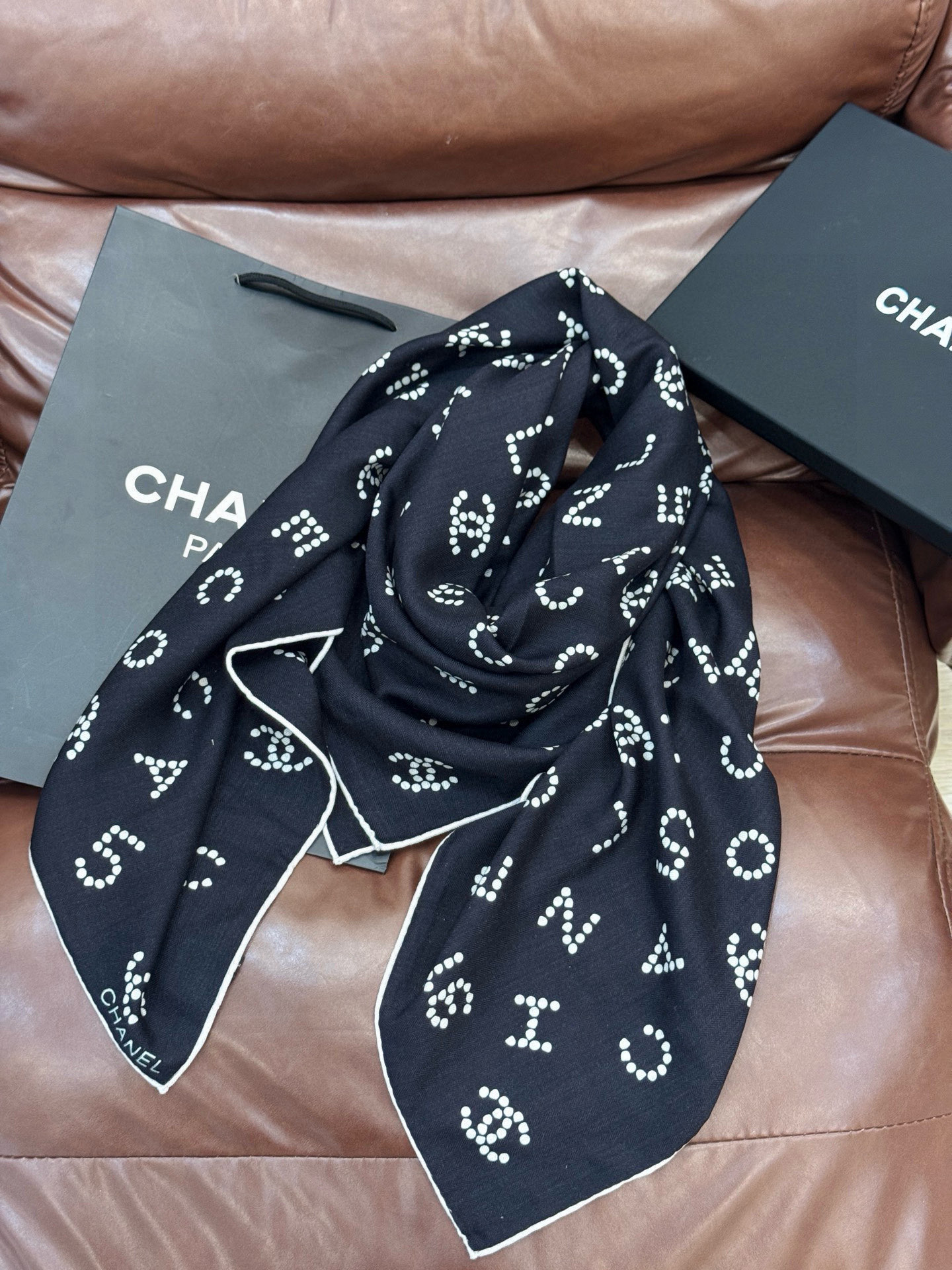 Chanel-丝绒双面方巾【140双面同色】出道即巅峰🐂火爆到一条难求🖤高级感十足的字母CC，和一切经典