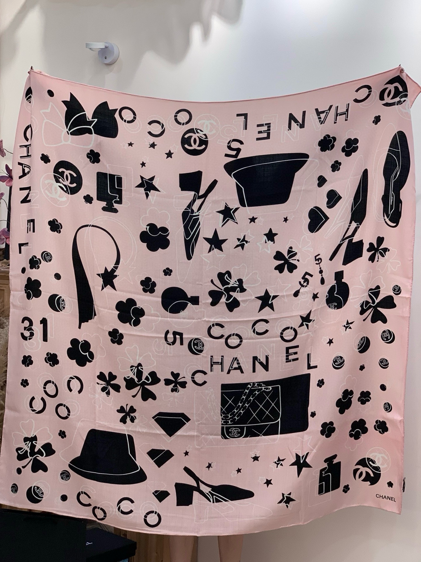 上新❤️【Chanel】 经典茶花优雅Coco风，Chanel最新菱格丝绒大方巾~气质到骨子里，香奶奶新