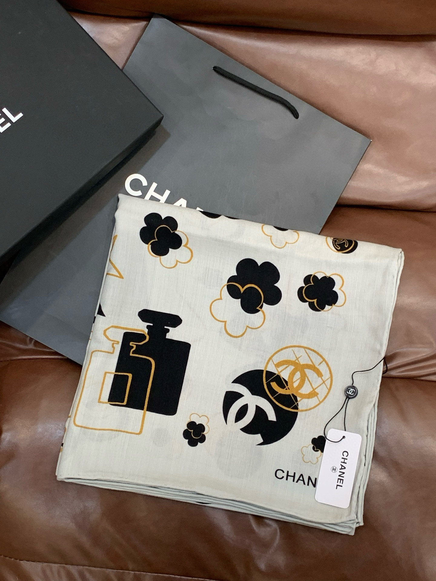 上新❤️【Chanel】 经典茶花优雅Coco风，Chanel最新菱格丝绒大方巾~气质到骨子里，香奶奶新