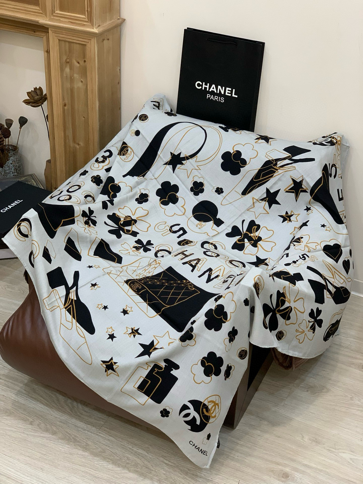 上新❤️【Chanel】 经典茶花优雅Coco风，Chanel最新菱格丝绒大方巾~气质到骨子里，香奶奶新