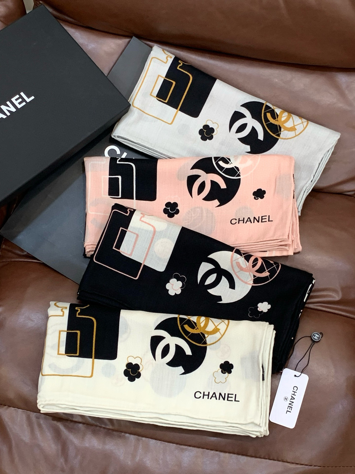 上新❤️【Chanel】 经典茶花优雅Coco风，Chanel最新菱格丝绒大方巾~气质到骨子里，香奶奶新