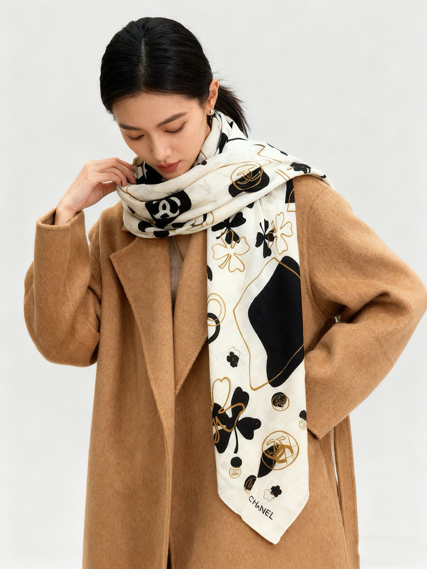 上新❤️【Chanel】 经典茶花优雅Coco风，Chanel最新菱格丝绒大方巾~气质到骨子里，香奶奶新