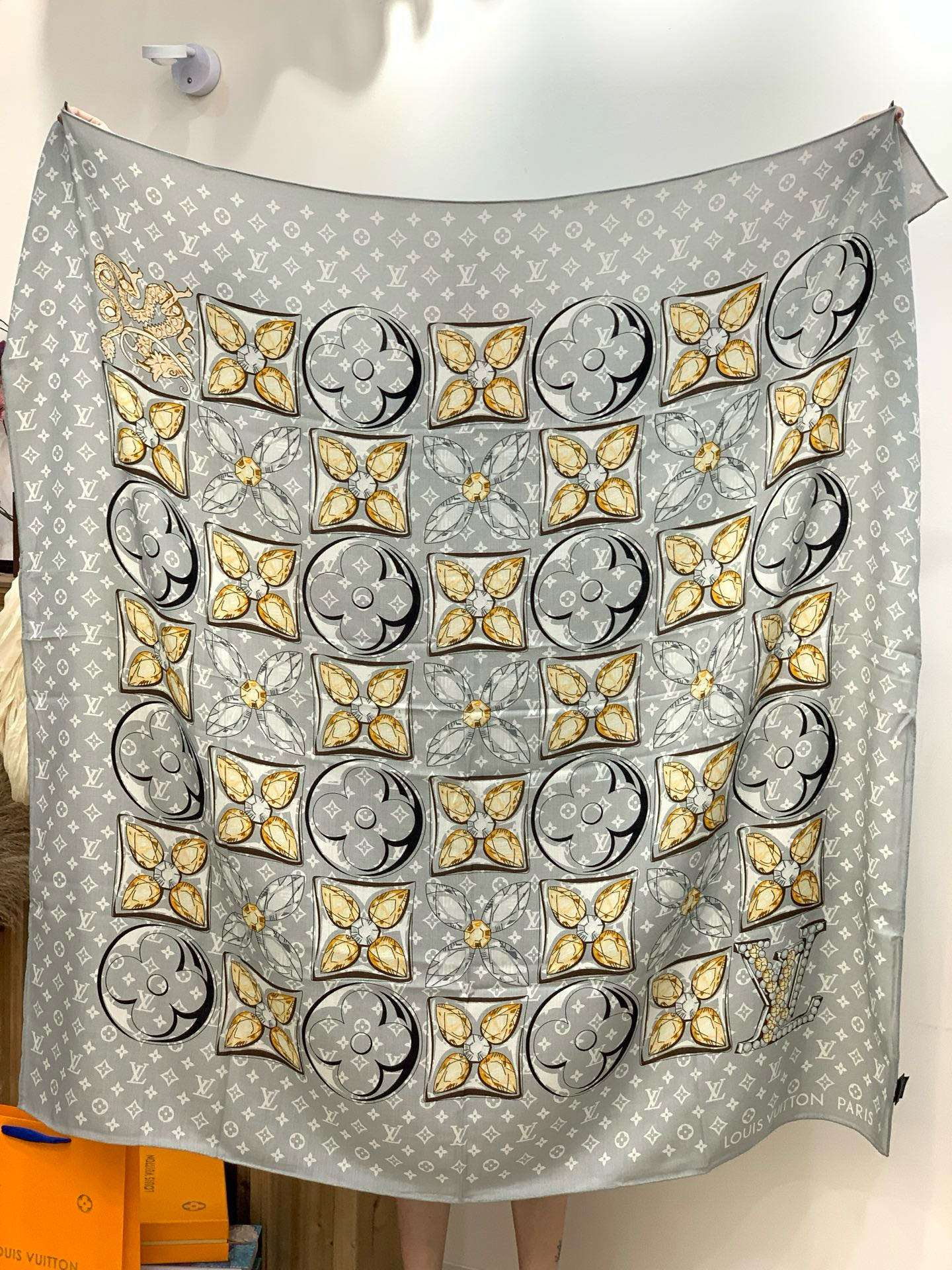 LV x TM 140披肩【140顶级丝绒双面同色披肩】本款LVxTMMonogram Multicol