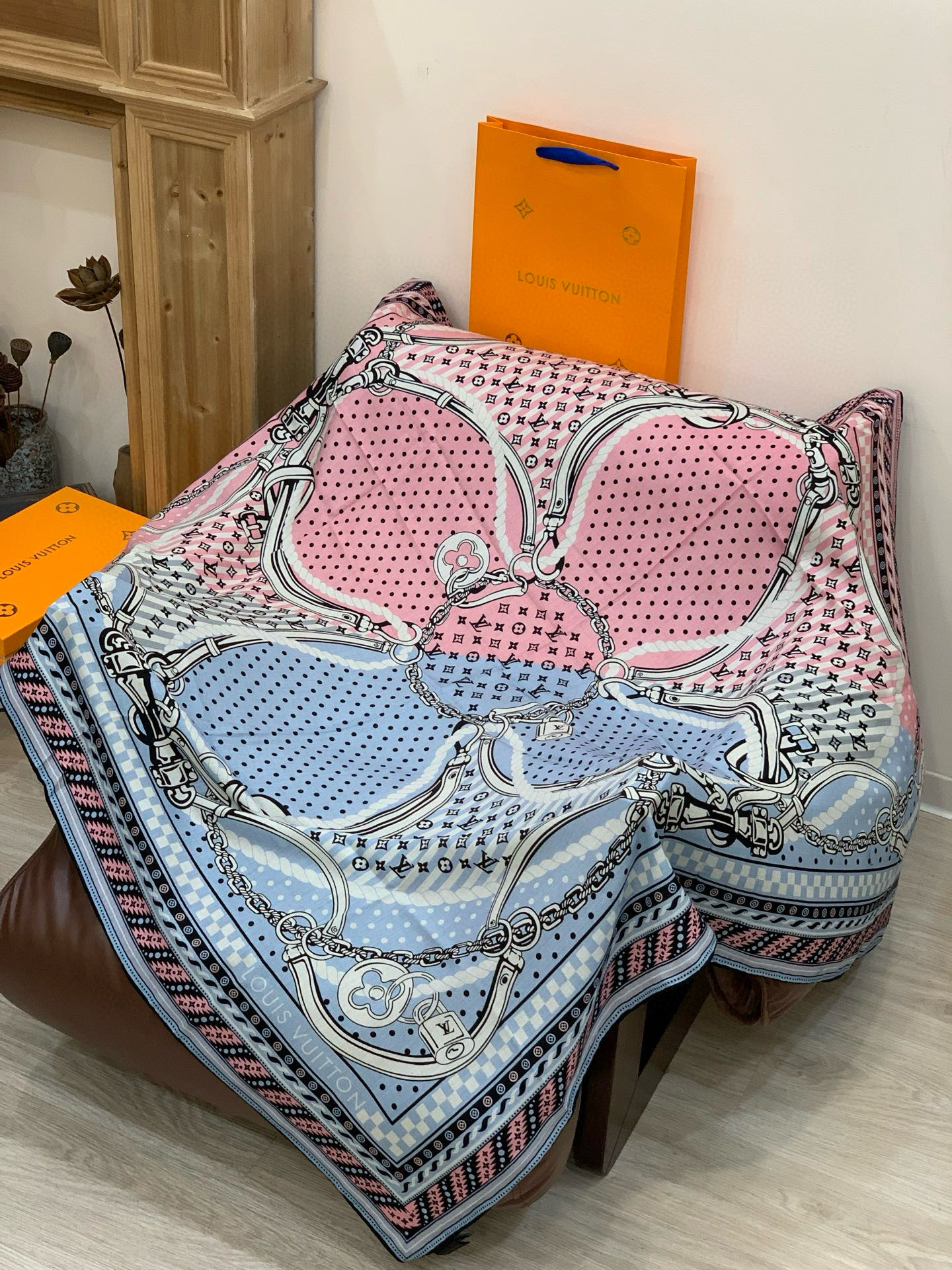 LV x TM 140披肩【140顶级丝绒双面同色披肩】本款LVxTMMonogram Multicol