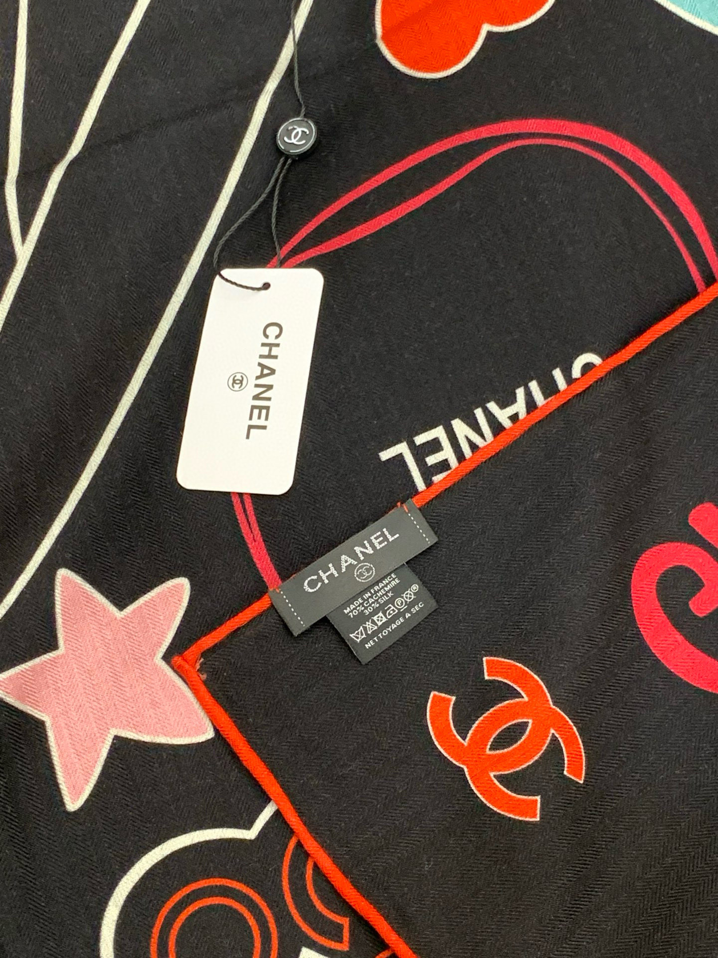 2025秋冬高级成衣系列～Chanel 【140双面同色丝绒披肩】此系列谱写一曲自由轻灵的赞歌本系列作品