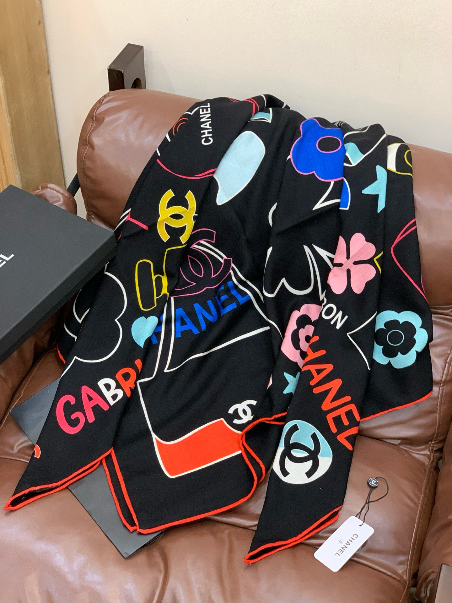 2025秋冬高级成衣系列～Chanel 【140双面同色丝绒披肩】此系列谱写一曲自由轻灵的赞歌本系列作品