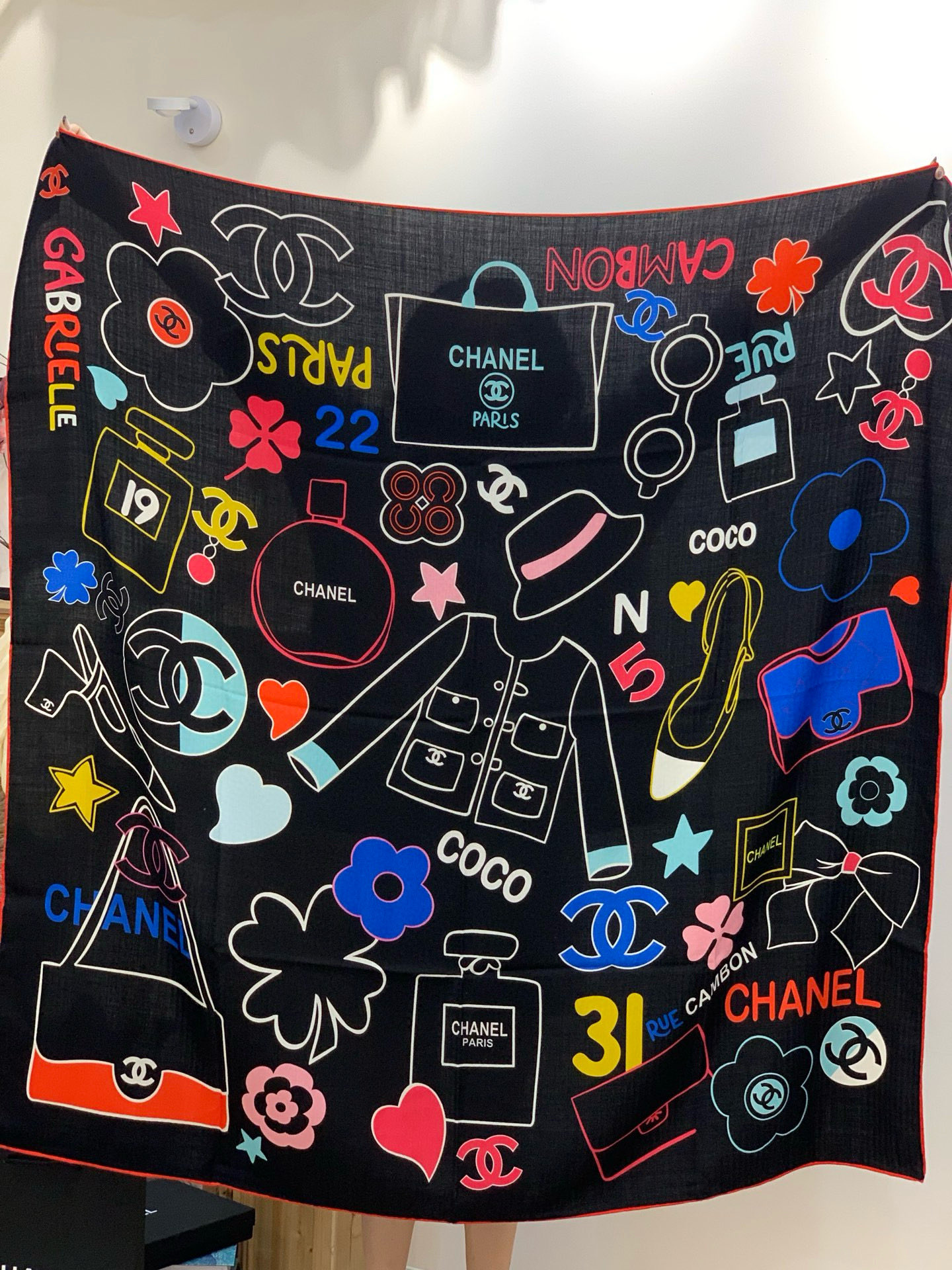 2025秋冬高级成衣系列～Chanel 【140双面同色丝绒披肩】此系列谱写一曲自由轻灵的赞歌本系列作品