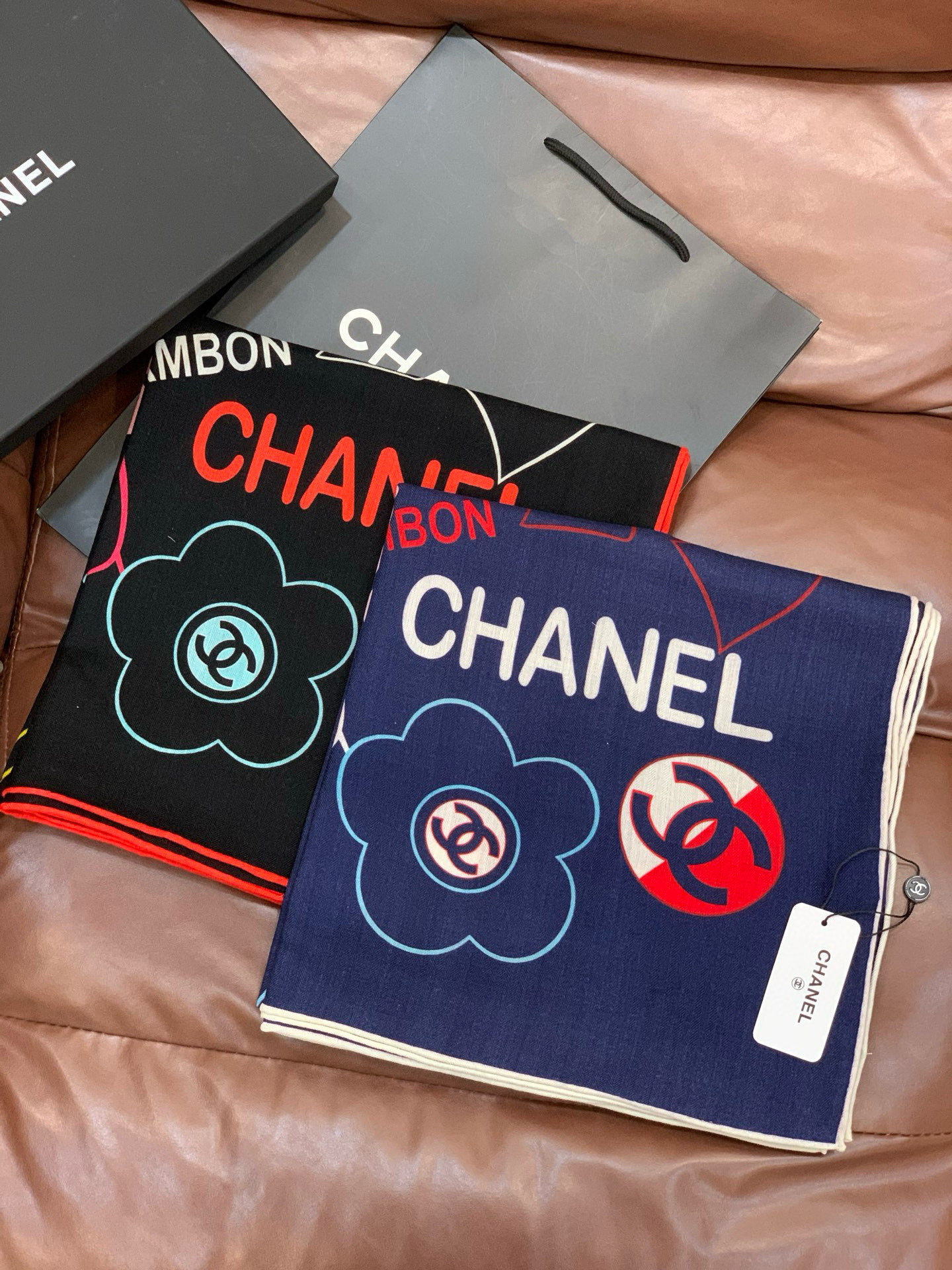 2025秋冬高级成衣系列～Chanel 【140双面同色丝绒披肩】此系列谱写一曲自由轻灵的赞歌本系列作品