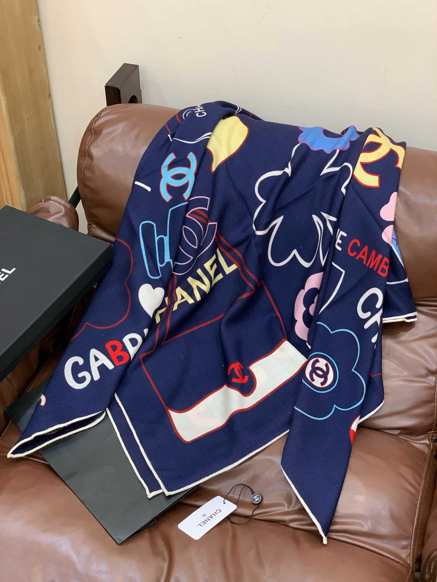 2025秋冬高级成衣系列～Chanel 【140双面同色丝绒披肩】此系列谱写一曲自由轻灵的赞歌本系列作品