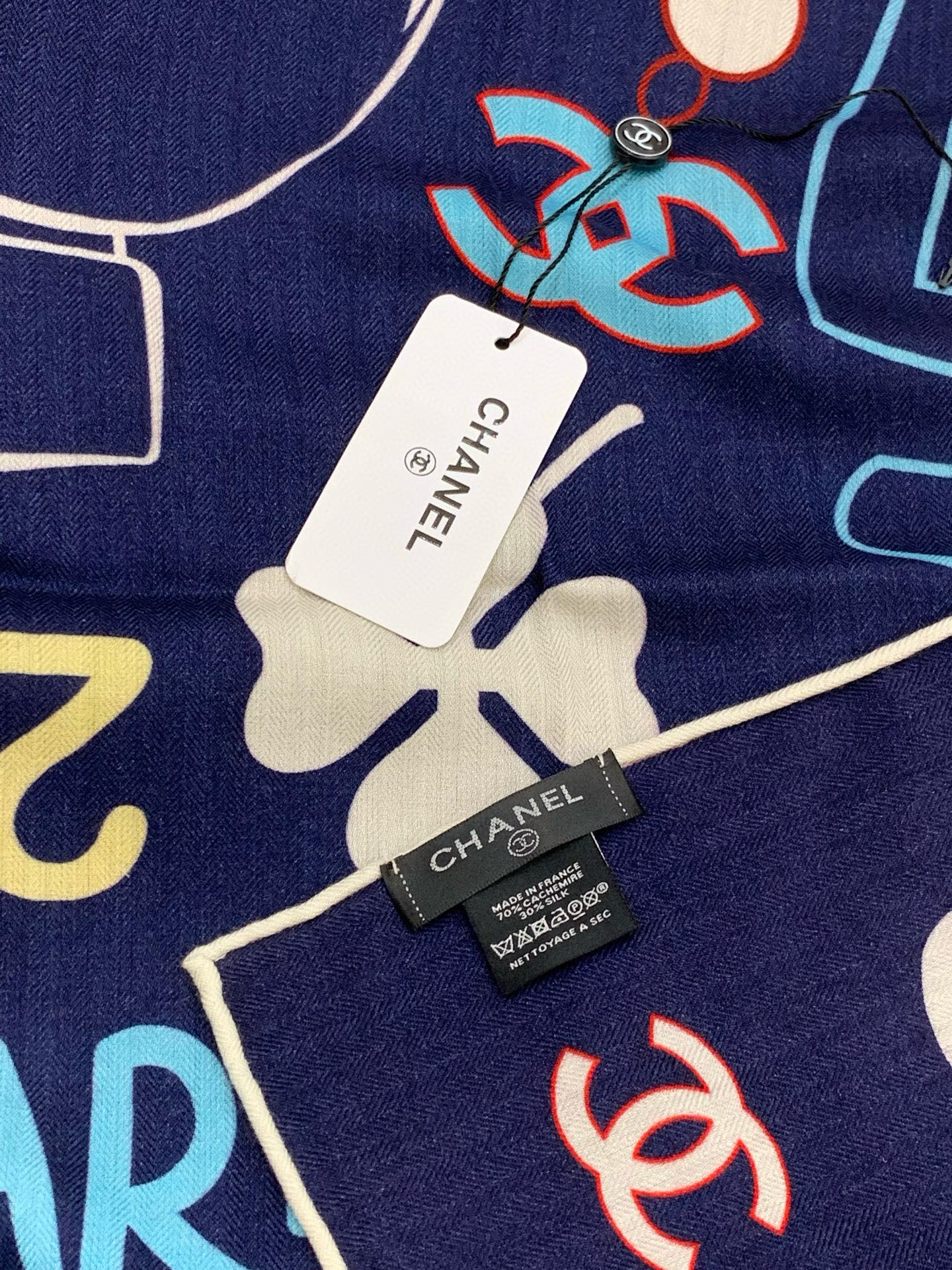 2025秋冬高级成衣系列～Chanel 【140双面同色丝绒披肩】此系列谱写一曲自由轻灵的赞歌本系列作品