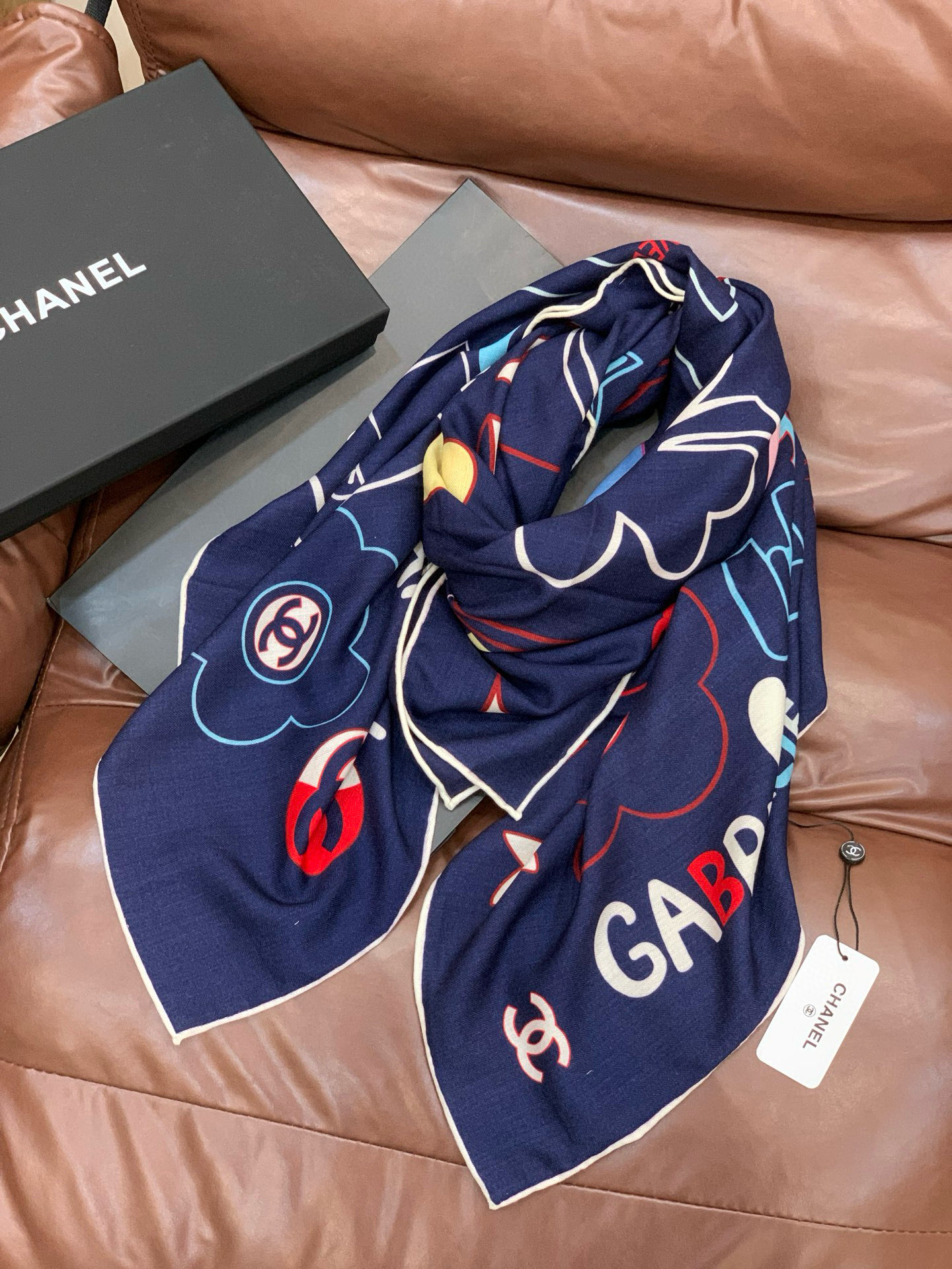 2025秋冬高级成衣系列～Chanel 【140双面同色丝绒披肩】此系列谱写一曲自由轻灵的赞歌本系列作品