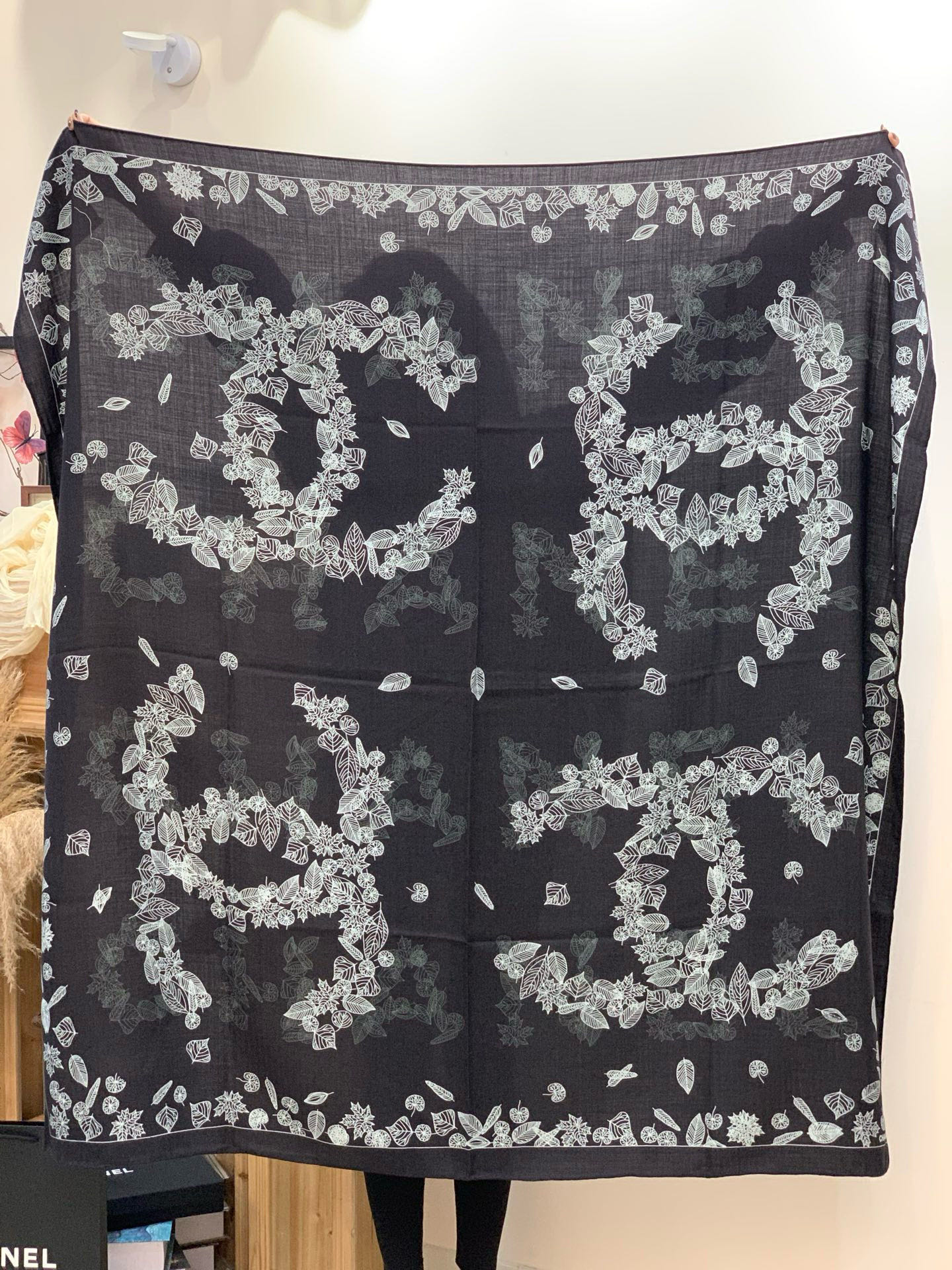 2025秋冬高级成衣系列～Chanel 【140双面同色丝绒披肩】此系列谱写一曲自由轻灵的赞歌本系列作品