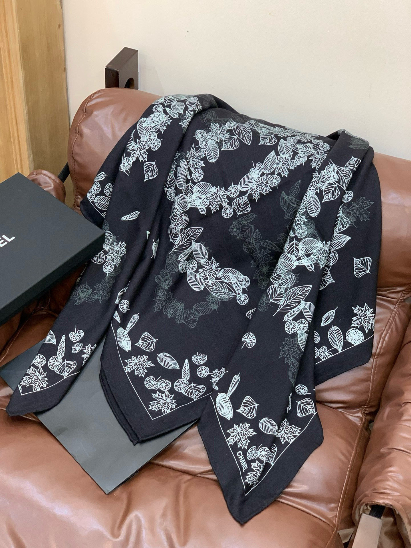 2025秋冬高级成衣系列～Chanel 【140双面同色丝绒披肩】此系列谱写一曲自由轻灵的赞歌本系列作品