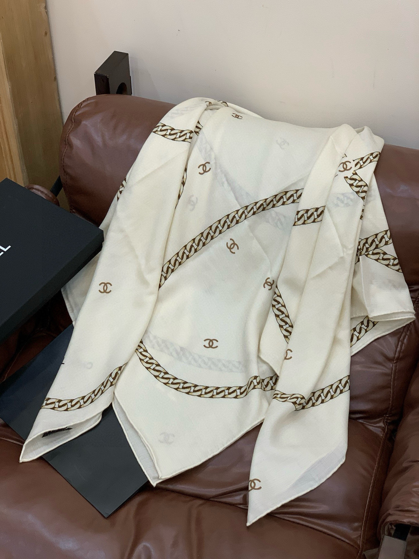 2025秋冬高级成衣系列～Chanel 【140双面同色丝绒披肩】此系列谱写一曲自由轻灵的赞歌本系列作品