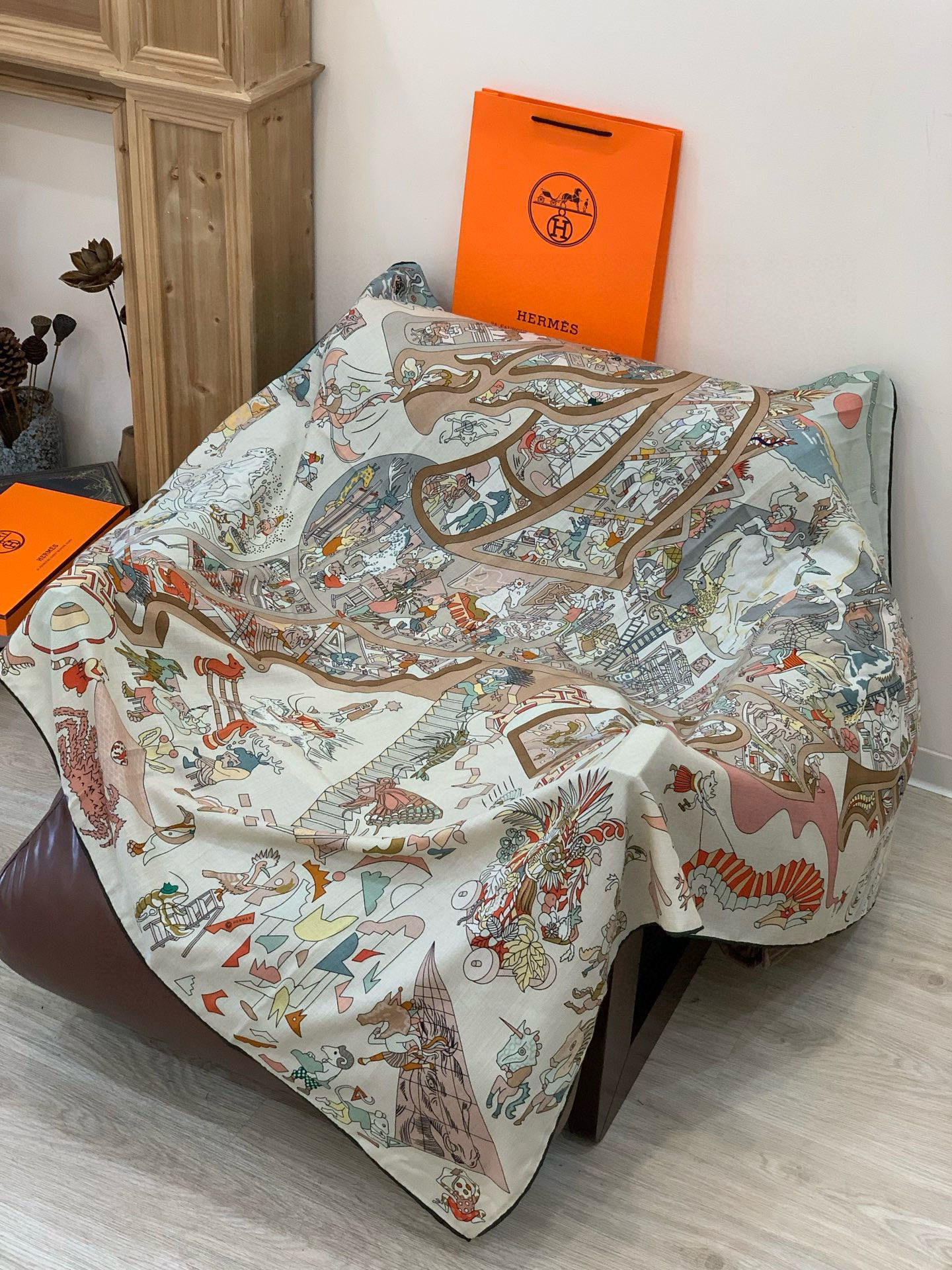 “马术学院”140双面同色丝绒披肩～Hermes 手工卷边丝绒方巾（30%桑蚕丝70%羊绒）这款爱马仕的