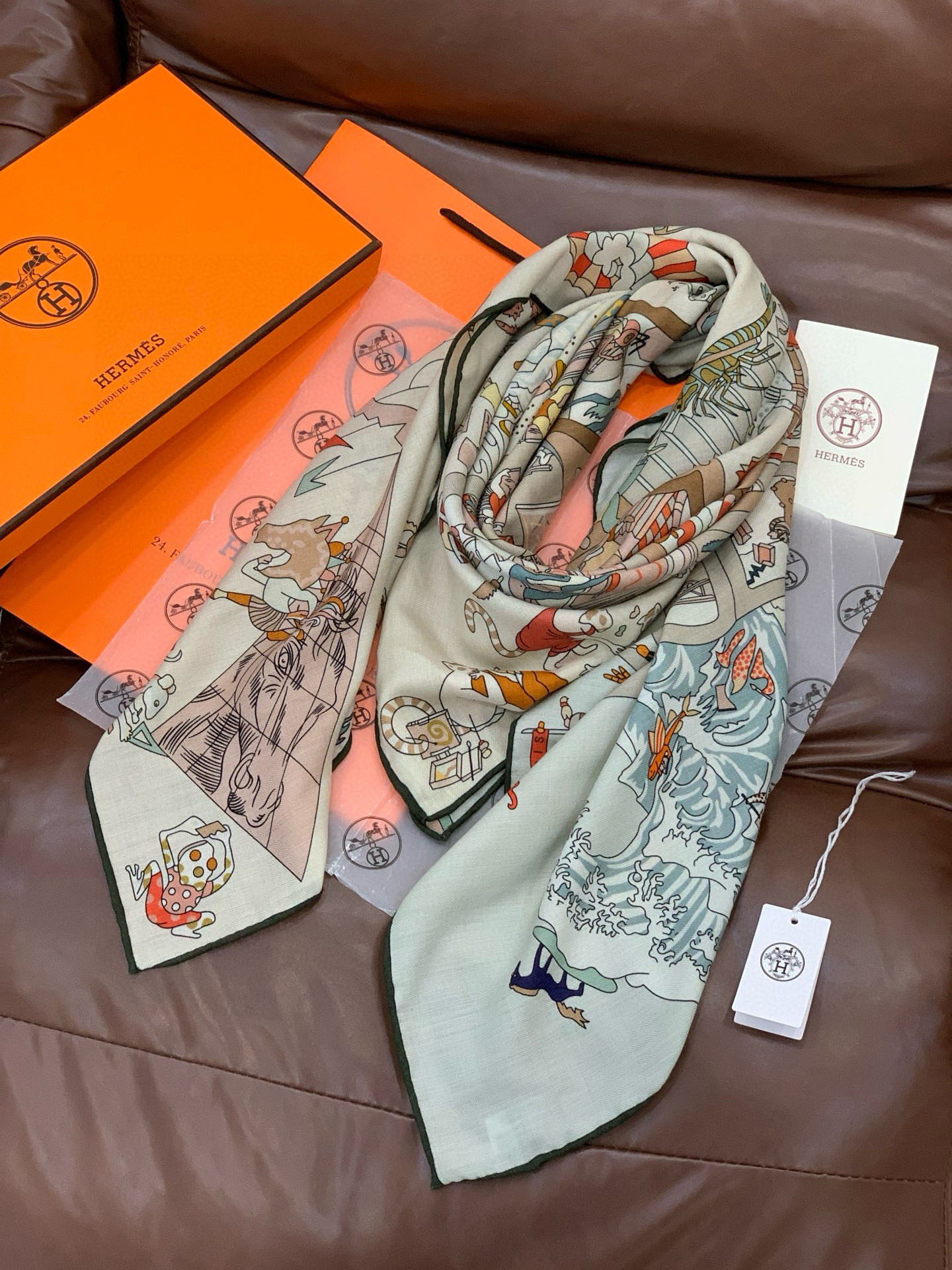 “马术学院”140双面同色丝绒披肩～Hermes 手工卷边丝绒方巾（30%桑蚕丝70%羊绒）这款爱马仕的