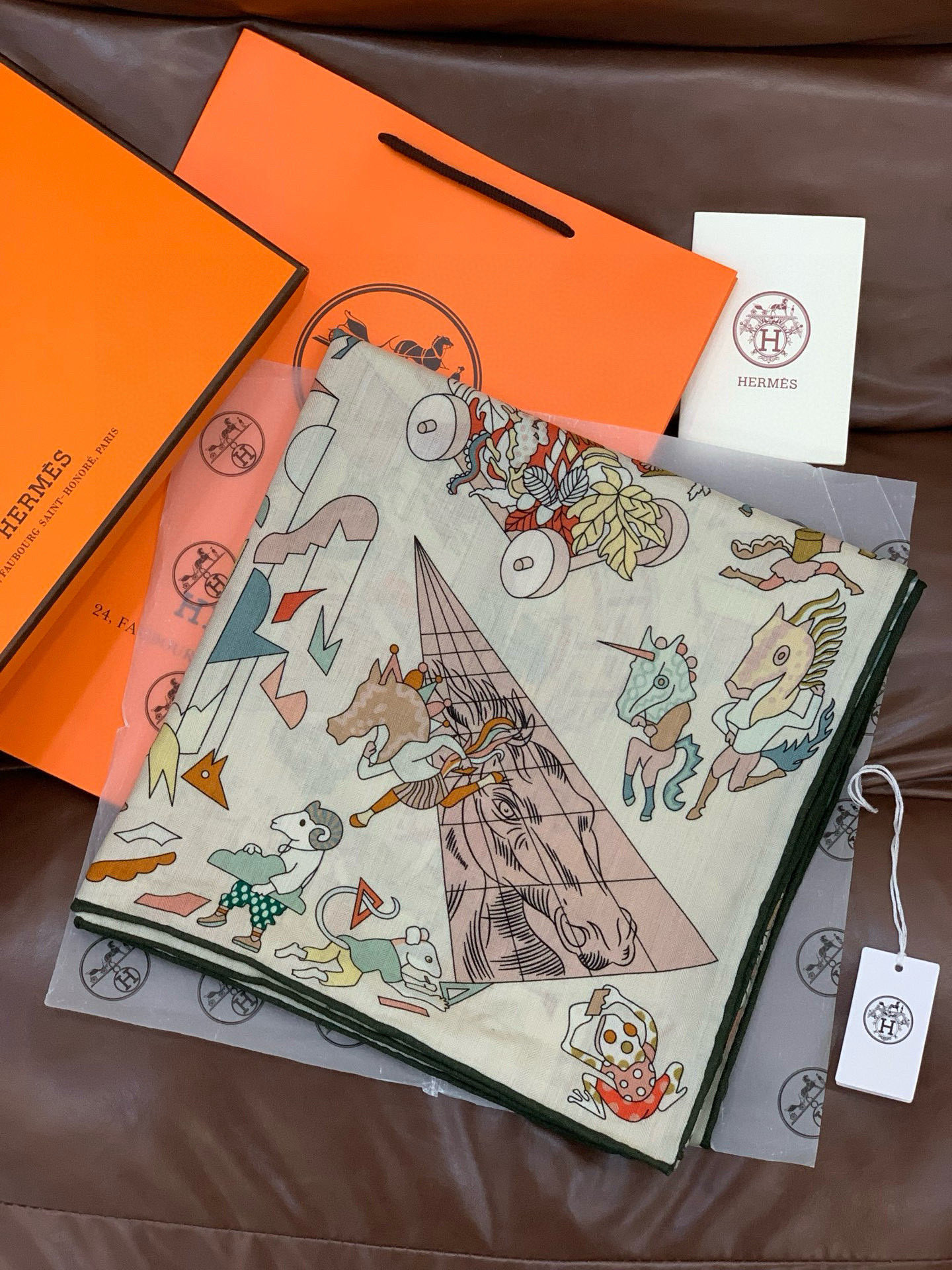 “马术学院”140双面同色丝绒披肩～Hermes 手工卷边丝绒方巾（30%桑蚕丝70%羊绒）这款爱马仕的