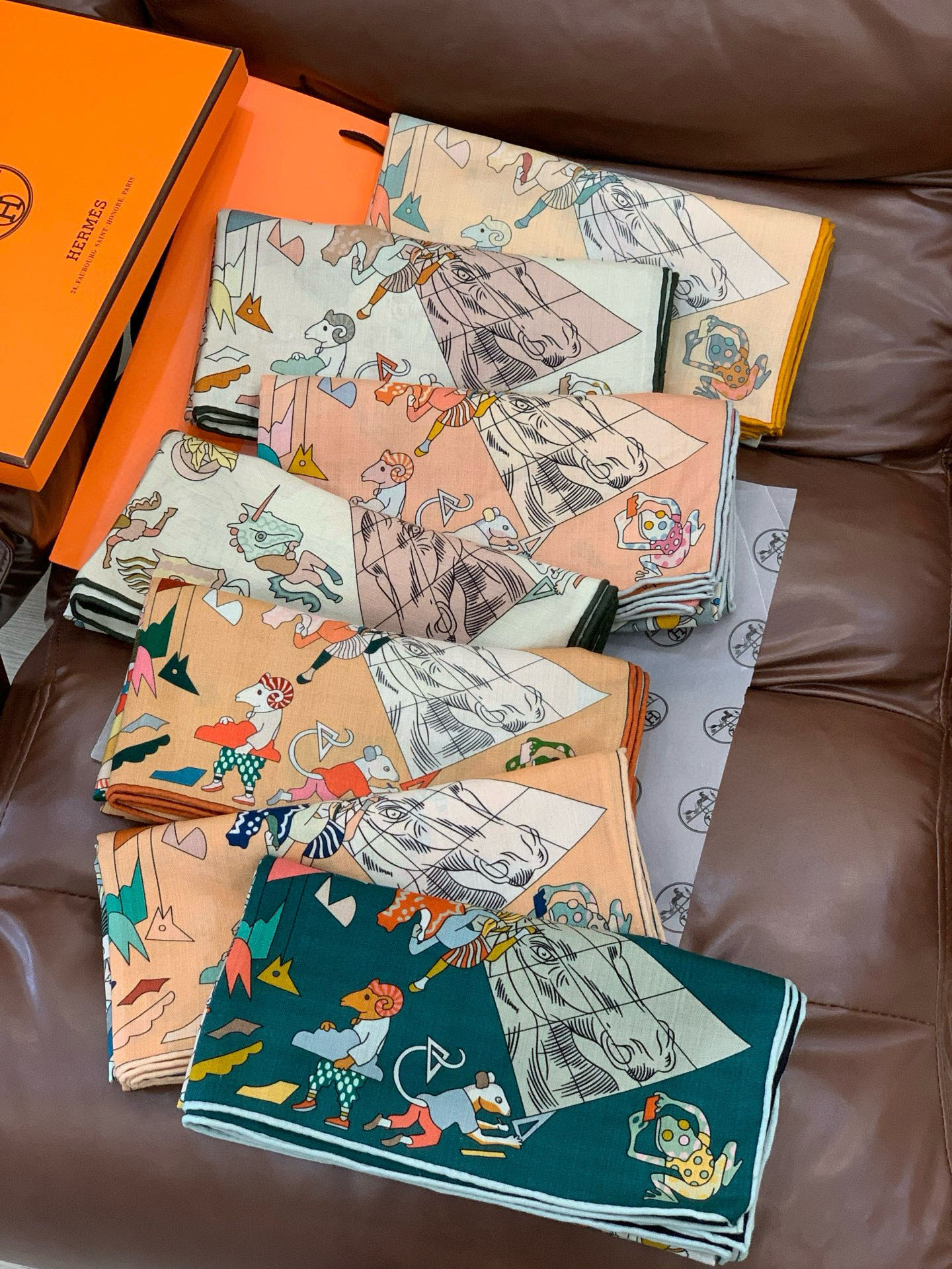 “马术学院”140双面同色丝绒披肩～Hermes 手工卷边丝绒方巾（30%桑蚕丝70%羊绒）这款爱马仕的