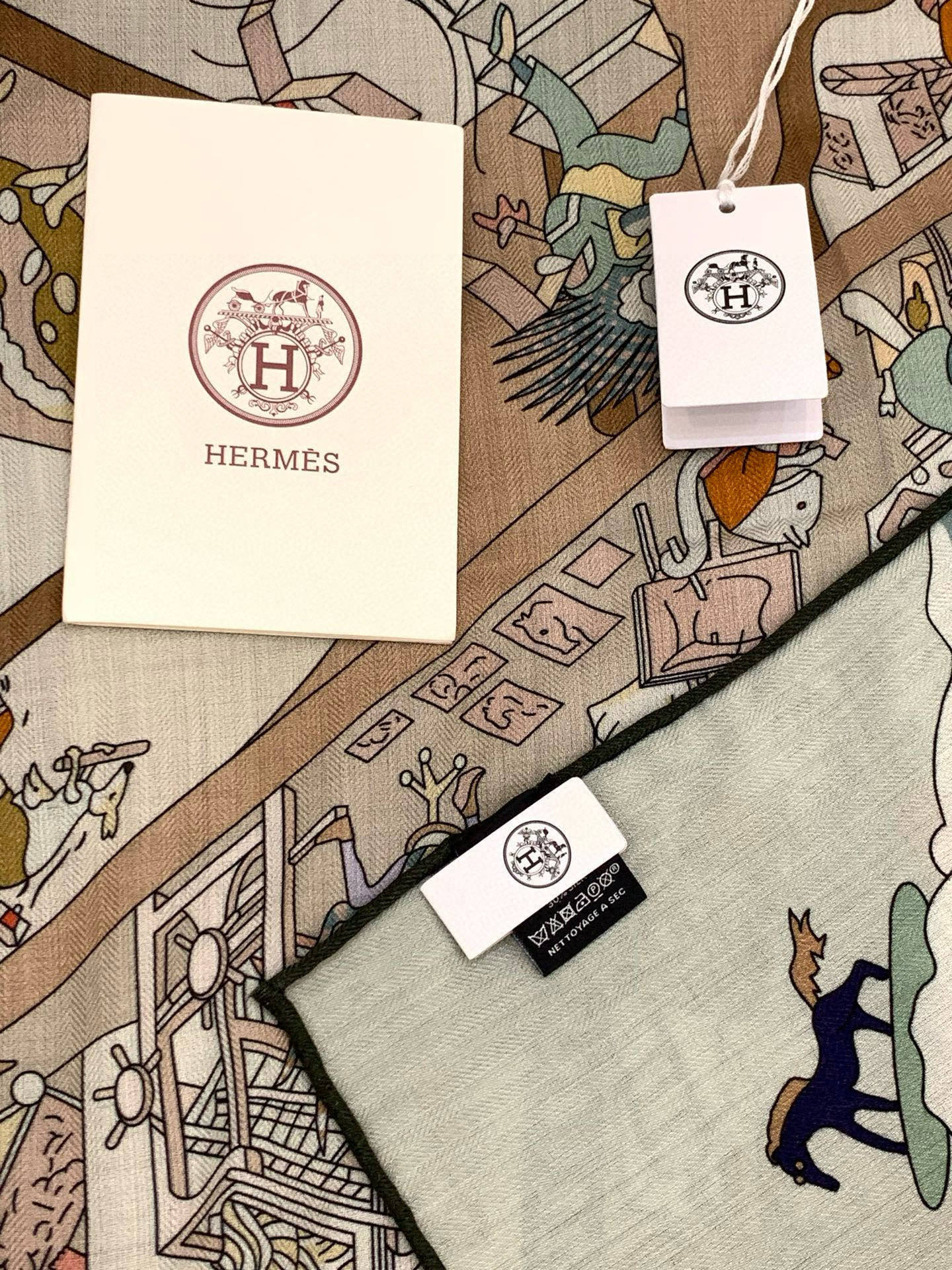 “马术学院”140双面同色丝绒披肩～Hermes 手工卷边丝绒方巾（30%桑蚕丝70%羊绒）这款爱马仕的