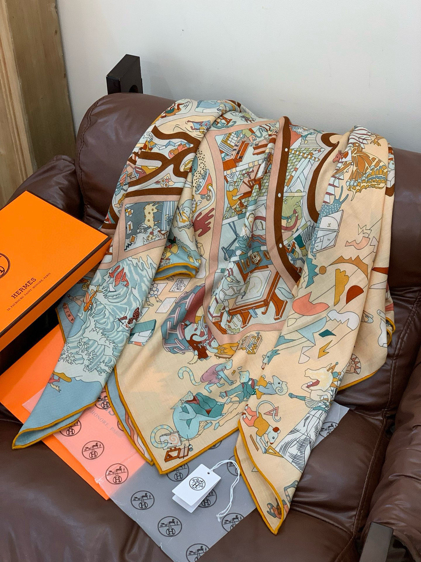 “马术学院”140双面同色丝绒披肩～Hermes 手工卷边丝绒方巾（30%桑蚕丝70%羊绒）这款爱马仕的