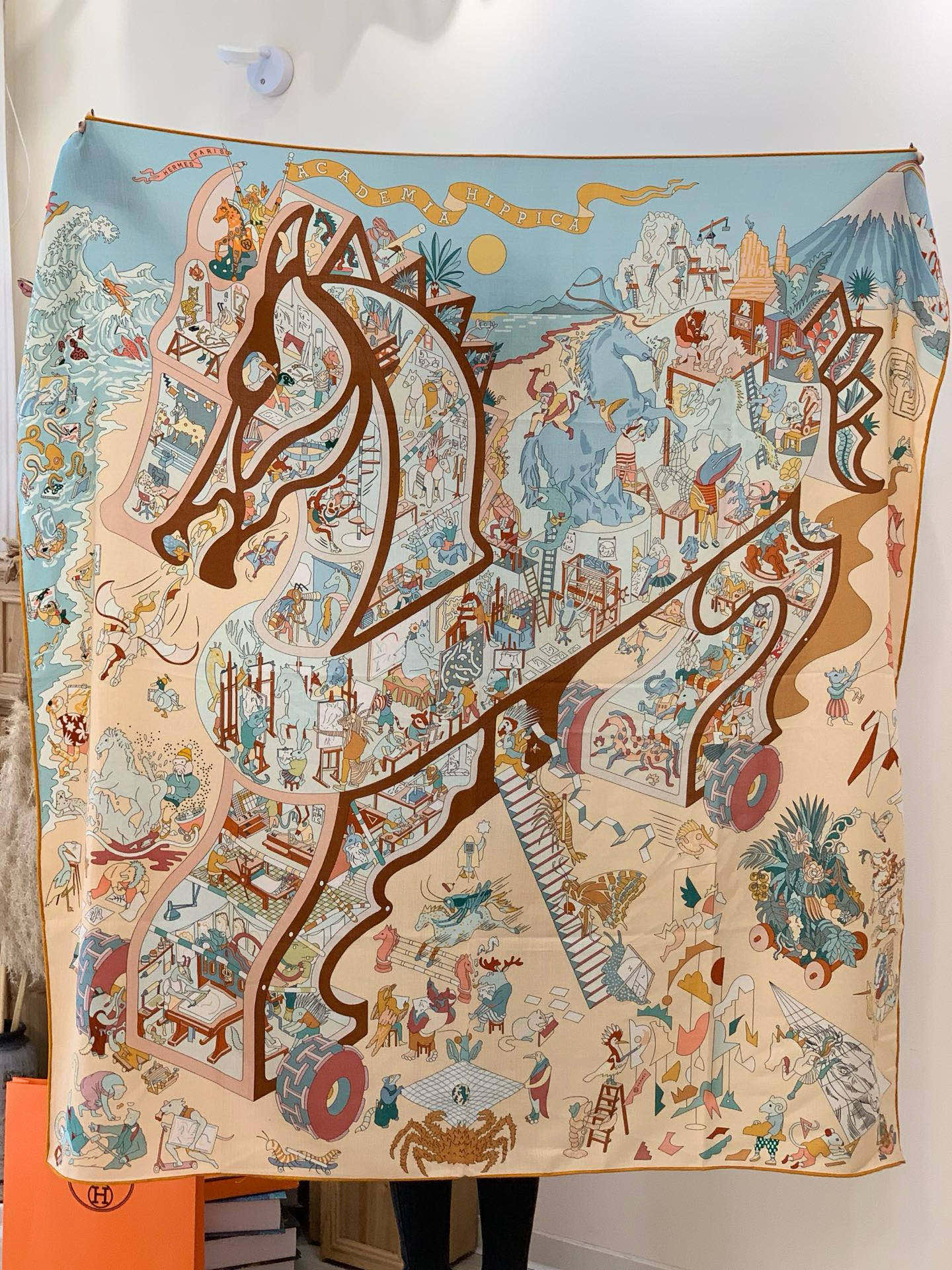 “马术学院”140双面同色丝绒披肩～Hermes 手工卷边丝绒方巾（30%桑蚕丝70%羊绒）这款爱马仕的