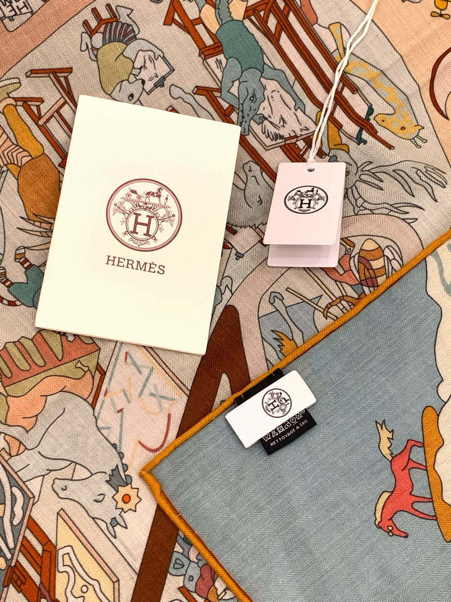 “马术学院”140双面同色丝绒披肩～Hermes 手工卷边丝绒方巾（30%桑蚕丝70%羊绒）这款爱马仕的